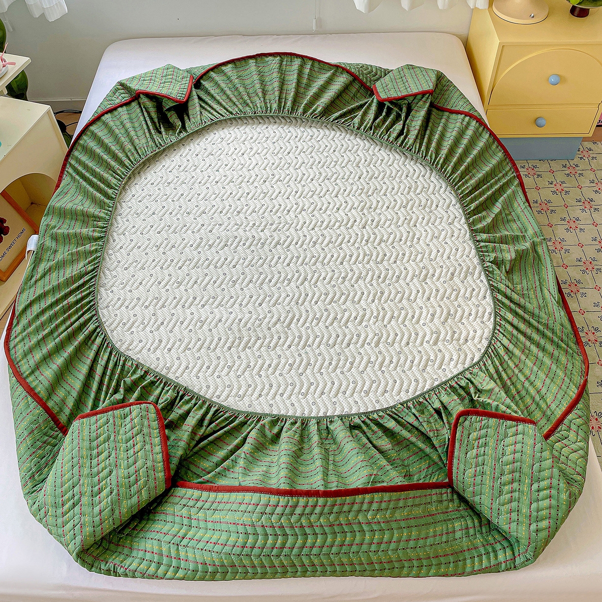 91家纺网 家纺一手货源 找家纺 纽缦家纺 2026春夏新款云朵提花双层纱夹棉绗缝单床笠 床笠单件 六子棋绿