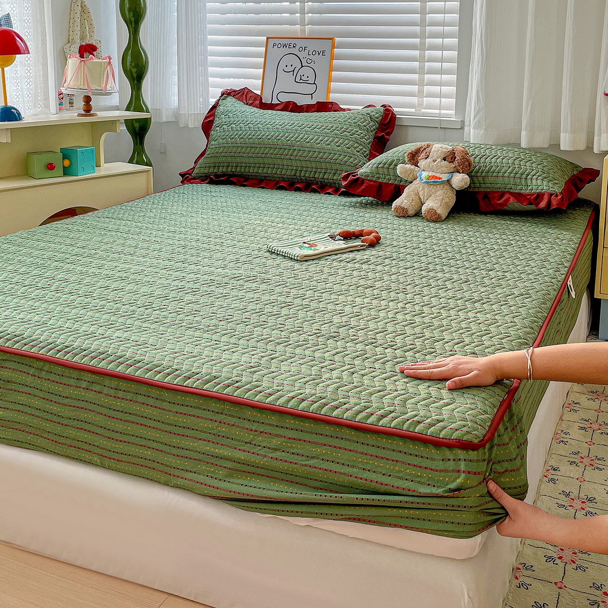 91家纺网 家纺一手货源 找家纺 纽缦家纺 2026春夏新款云朵提花双层纱夹棉绗缝单床笠 床笠单件 六子棋绿