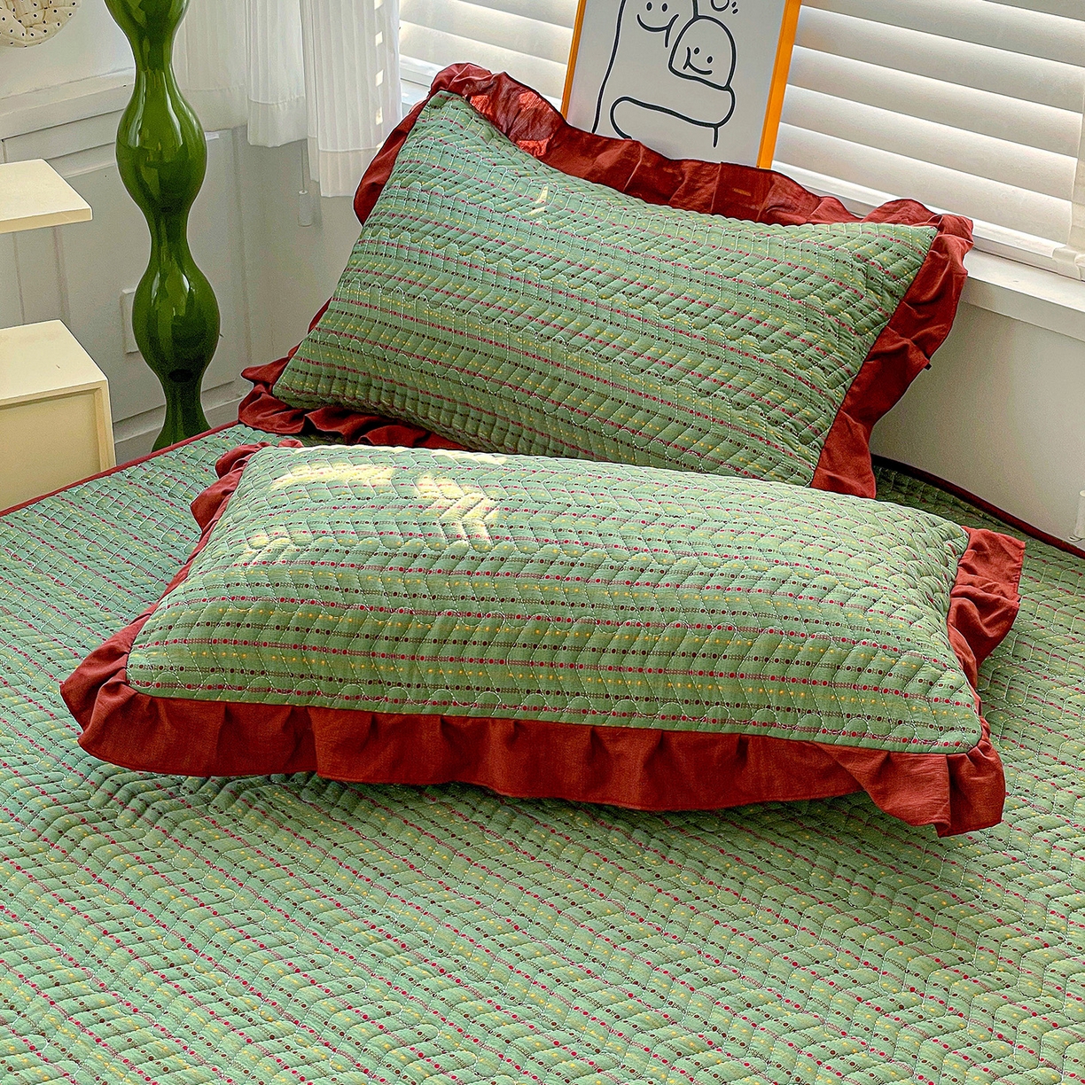 91家纺网 家纺一手货源 找家纺 纽缦家纺 2026春夏新款云朵提花双层纱夹棉绗缝单床笠 床笠单件 六子棋绿