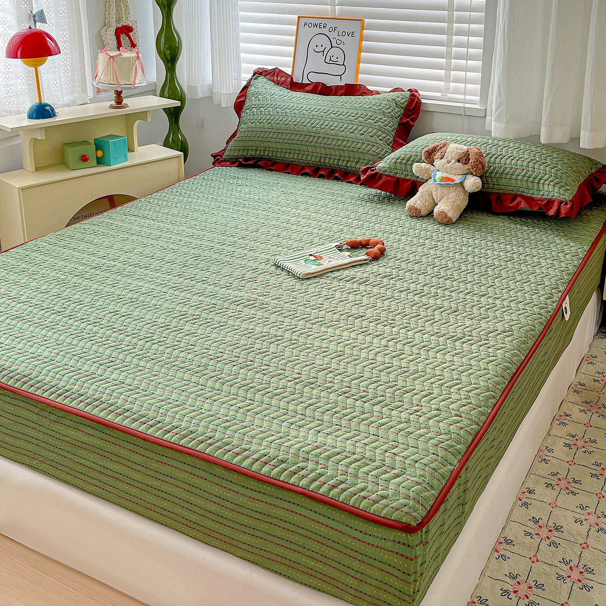 91家纺网 家纺一手货源 找家纺 纽缦家纺 2026春夏新款云朵提花双层纱夹棉绗缝单床笠 床笠单件 六子棋绿