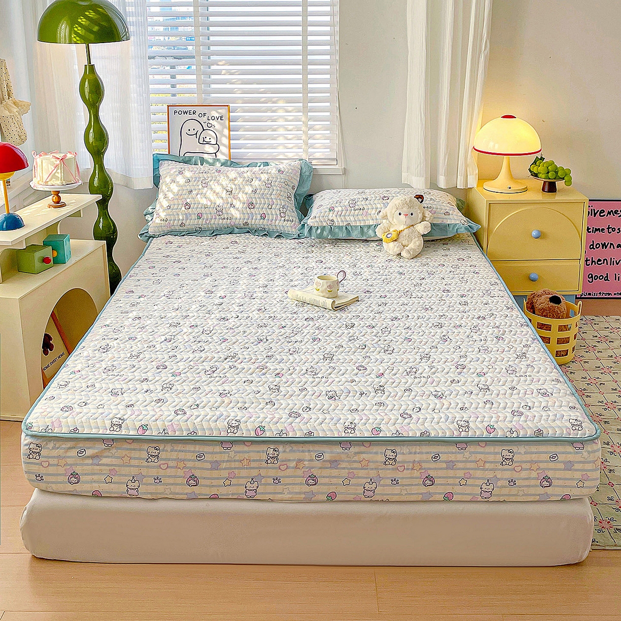 91家纺网 家纺一手货源 找家纺 纽缦家纺 2026春夏新款云朵提花双层纱夹棉绗缝单床笠 床笠单件 切块草莓猫