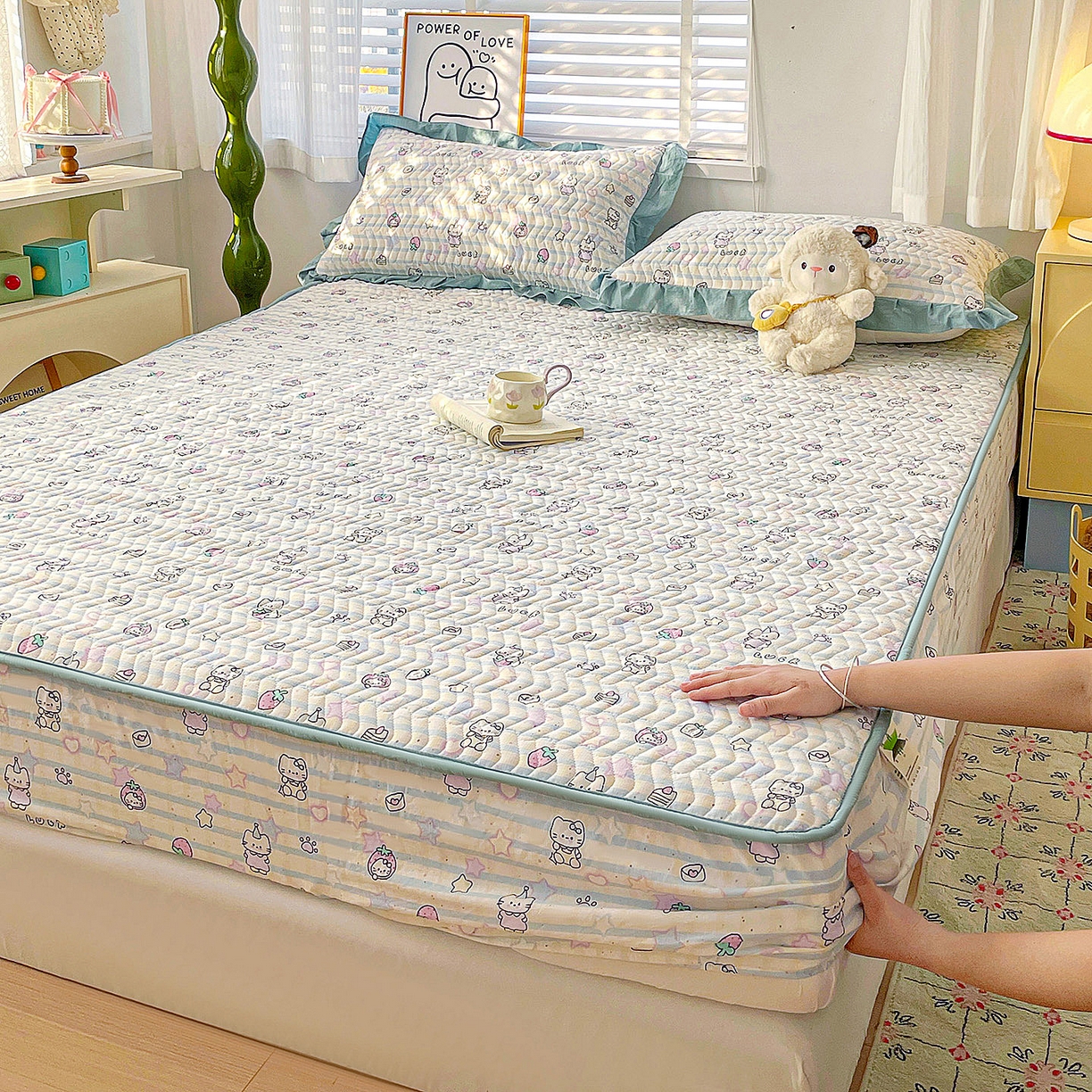 91家纺网 家纺一手货源 找家纺 纽缦家纺 2026春夏新款云朵提花双层纱夹棉绗缝单床笠 床笠单件 切块草莓猫