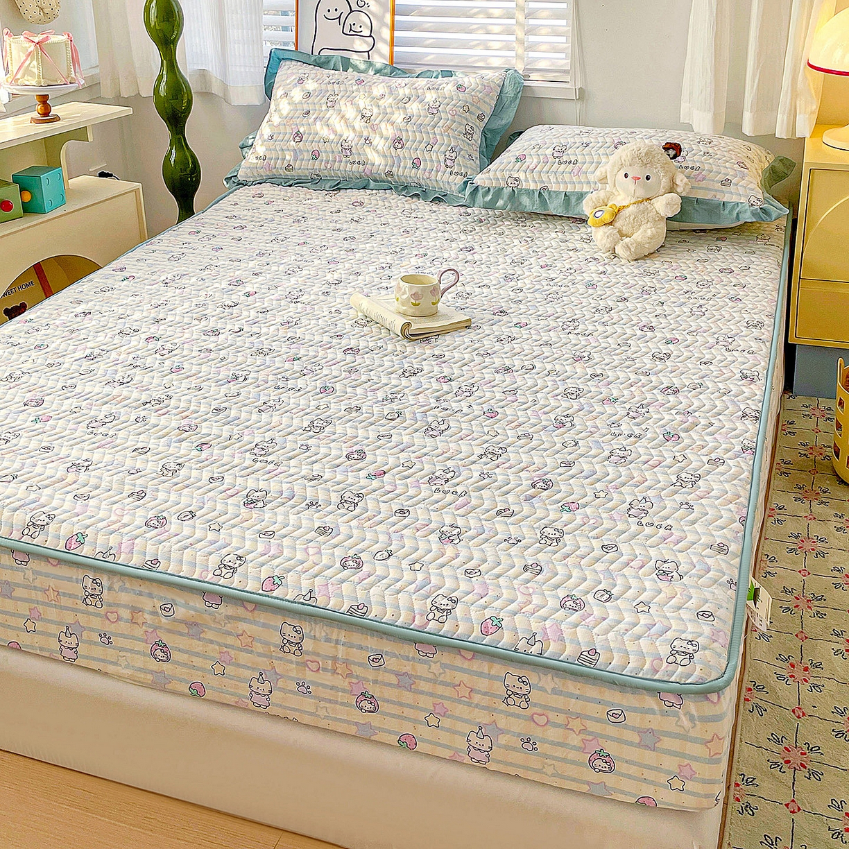 91家纺网 家纺一手货源 找家纺 纽缦家纺 2026春夏新款云朵提花双层纱夹棉绗缝单床笠 床笠单件 切块草莓猫