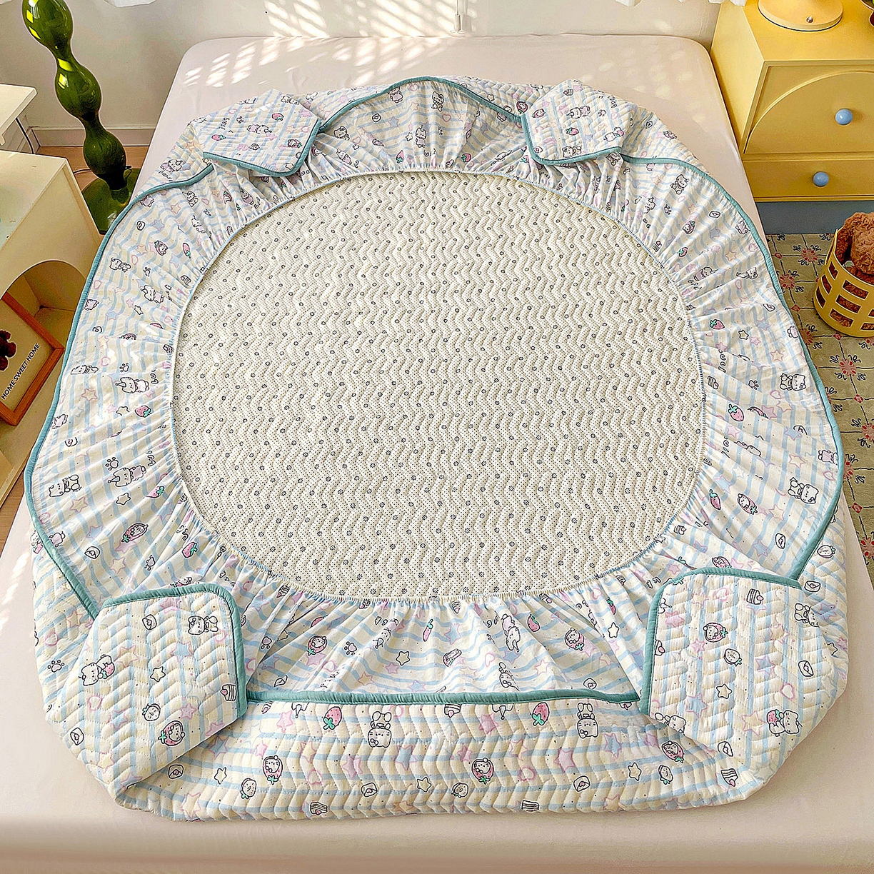 91家纺网 家纺一手货源 找家纺 纽缦家纺 2026春夏新款云朵提花双层纱夹棉绗缝单床笠 床笠单件 切块草莓猫