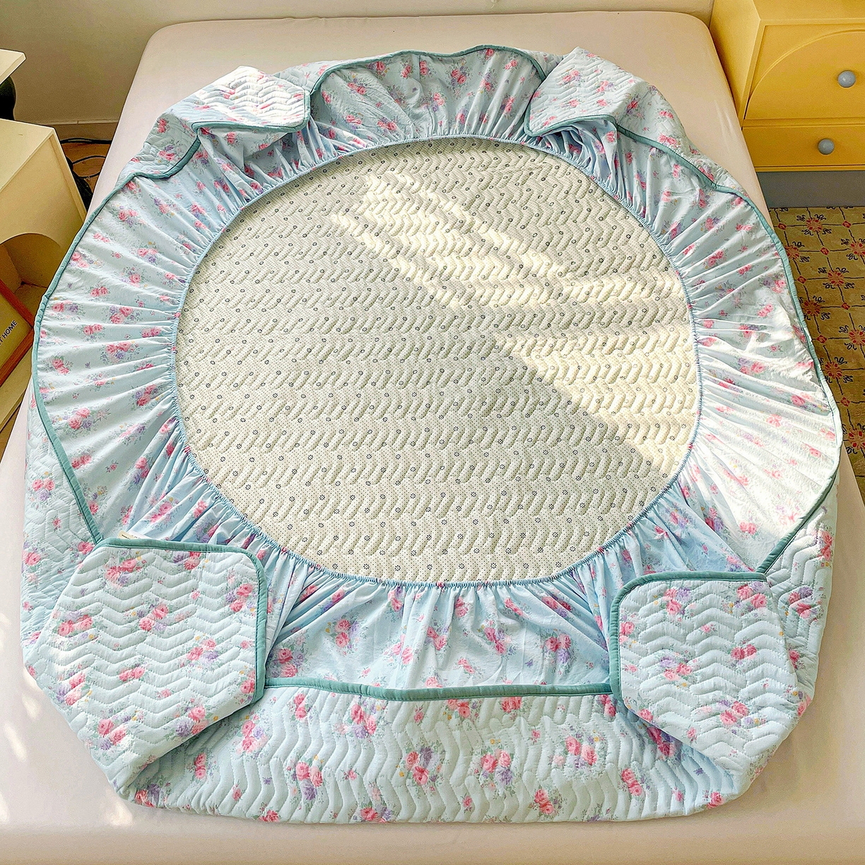 91家纺网 家纺一手货源 找家纺 纽缦家纺 2026春夏新款云朵提花双层纱夹棉绗缝单床笠 床笠单件 清风与雾蓝