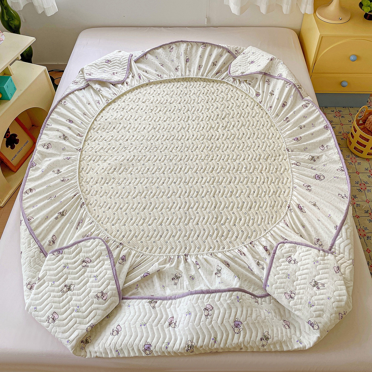 91家纺网 家纺一手货源 找家纺 纽缦家纺 2026春夏新款云朵提花双层纱夹棉绗缝单床笠 床笠单件 裙子小兔