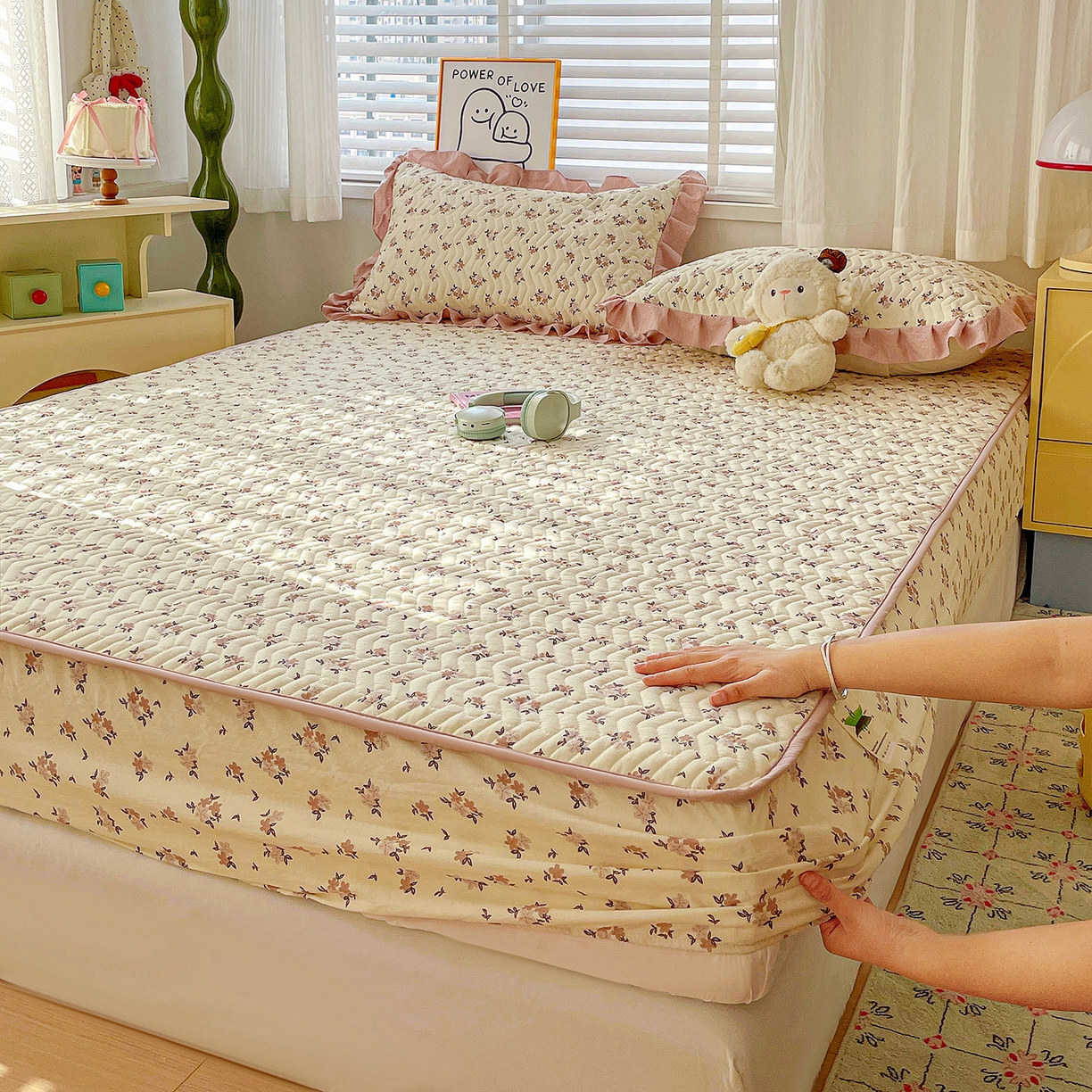 91家纺网 家纺一手货源 找家纺 纽缦家纺 2026春夏新款云朵提花双层纱夹棉绗缝单床笠 床笠单件 苏瑾