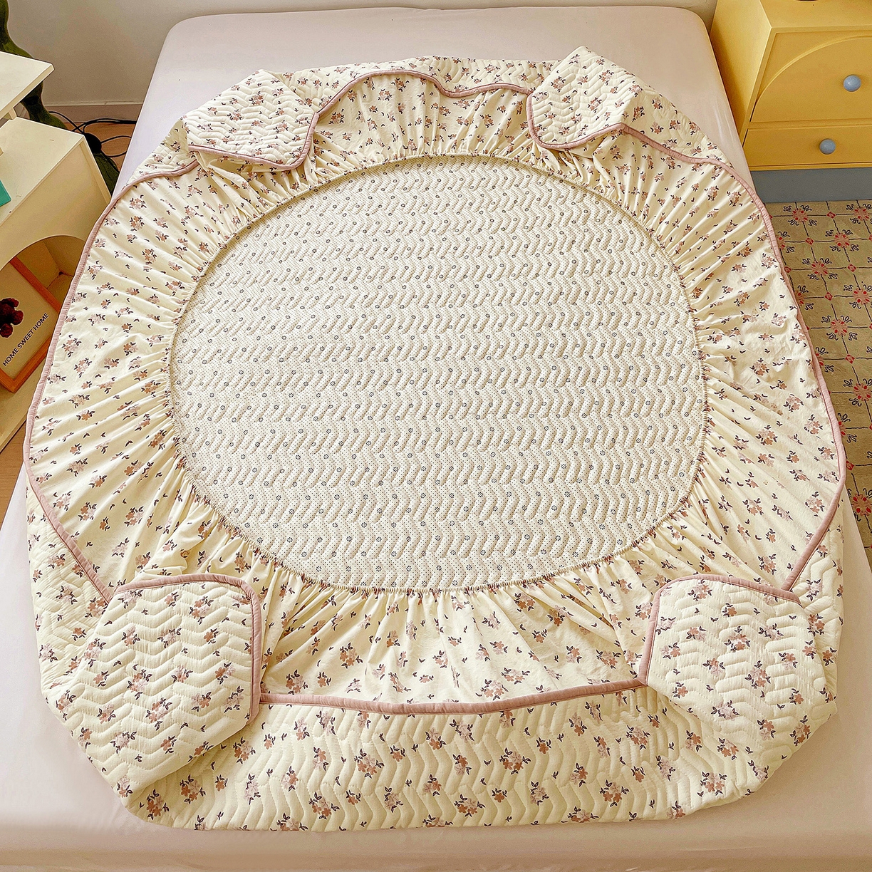 91家纺网 家纺一手货源 找家纺 纽缦家纺 2026春夏新款云朵提花双层纱夹棉绗缝单床笠 床笠单件 苏瑾