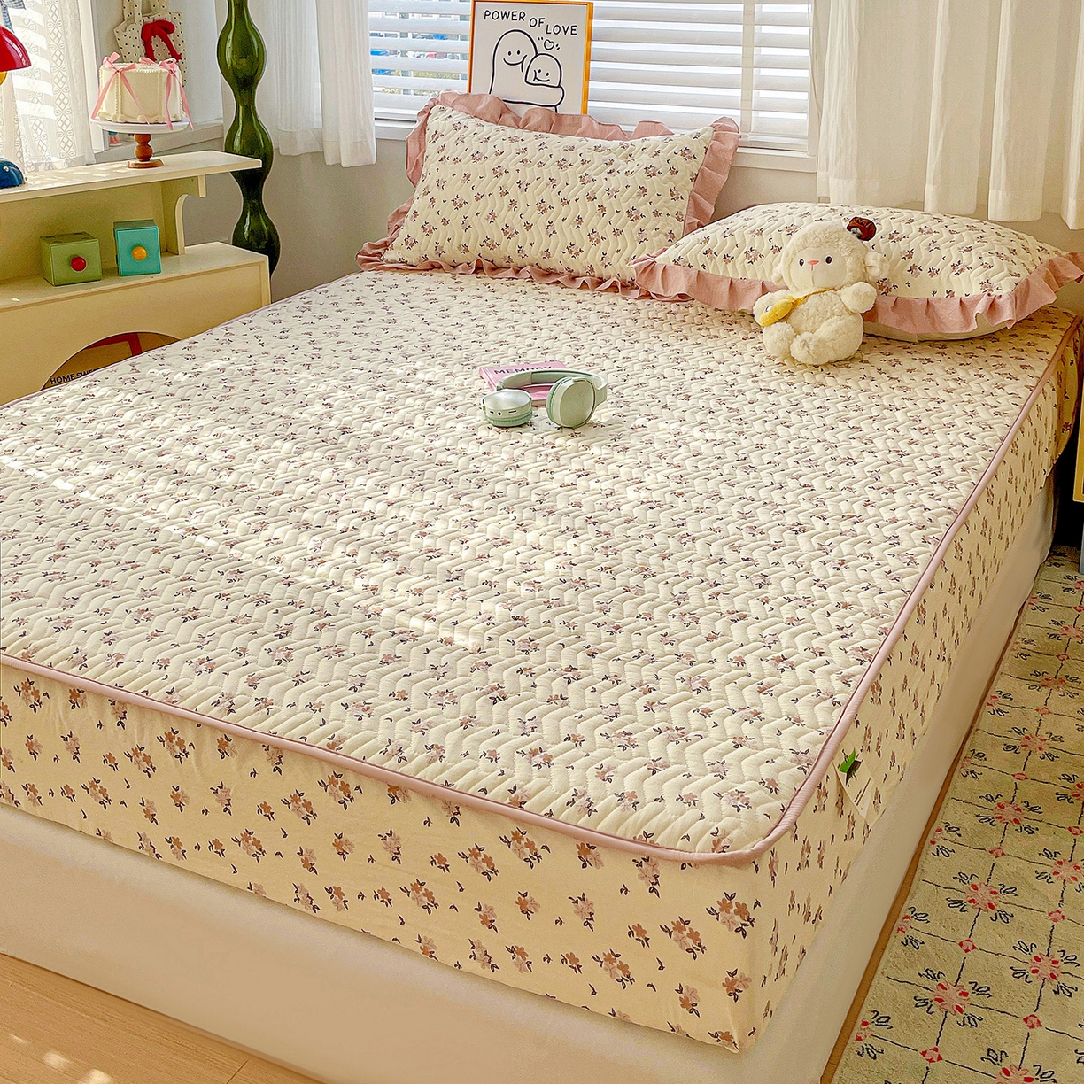 91家纺网 家纺一手货源 找家纺 纽缦家纺 2026春夏新款云朵提花双层纱夹棉绗缝单床笠 床笠单件 苏瑾