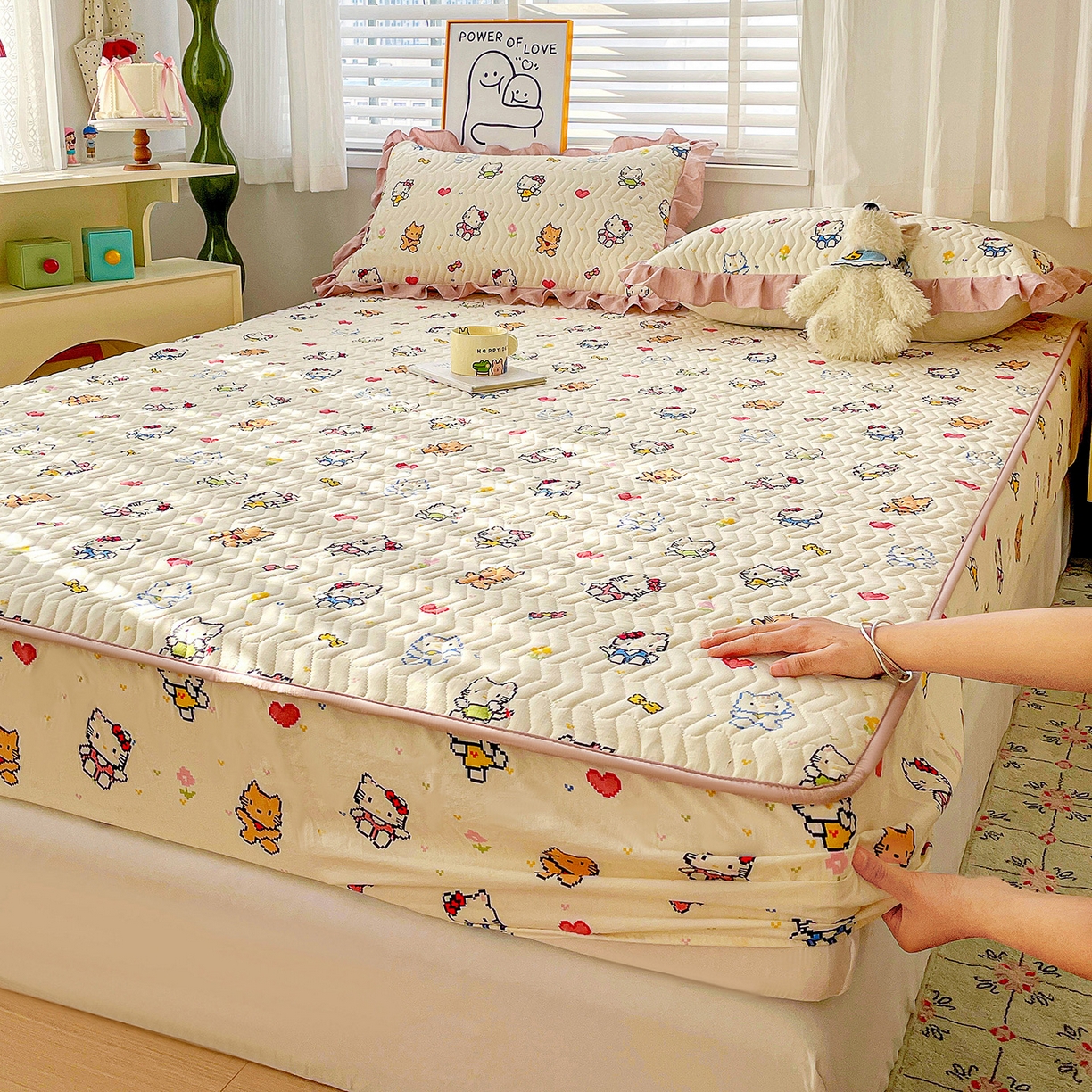 91家纺网 家纺一手货源 找家纺 纽缦家纺 2026春夏新款云朵提花双层纱夹棉绗缝单床笠 床笠单件 像素小猫