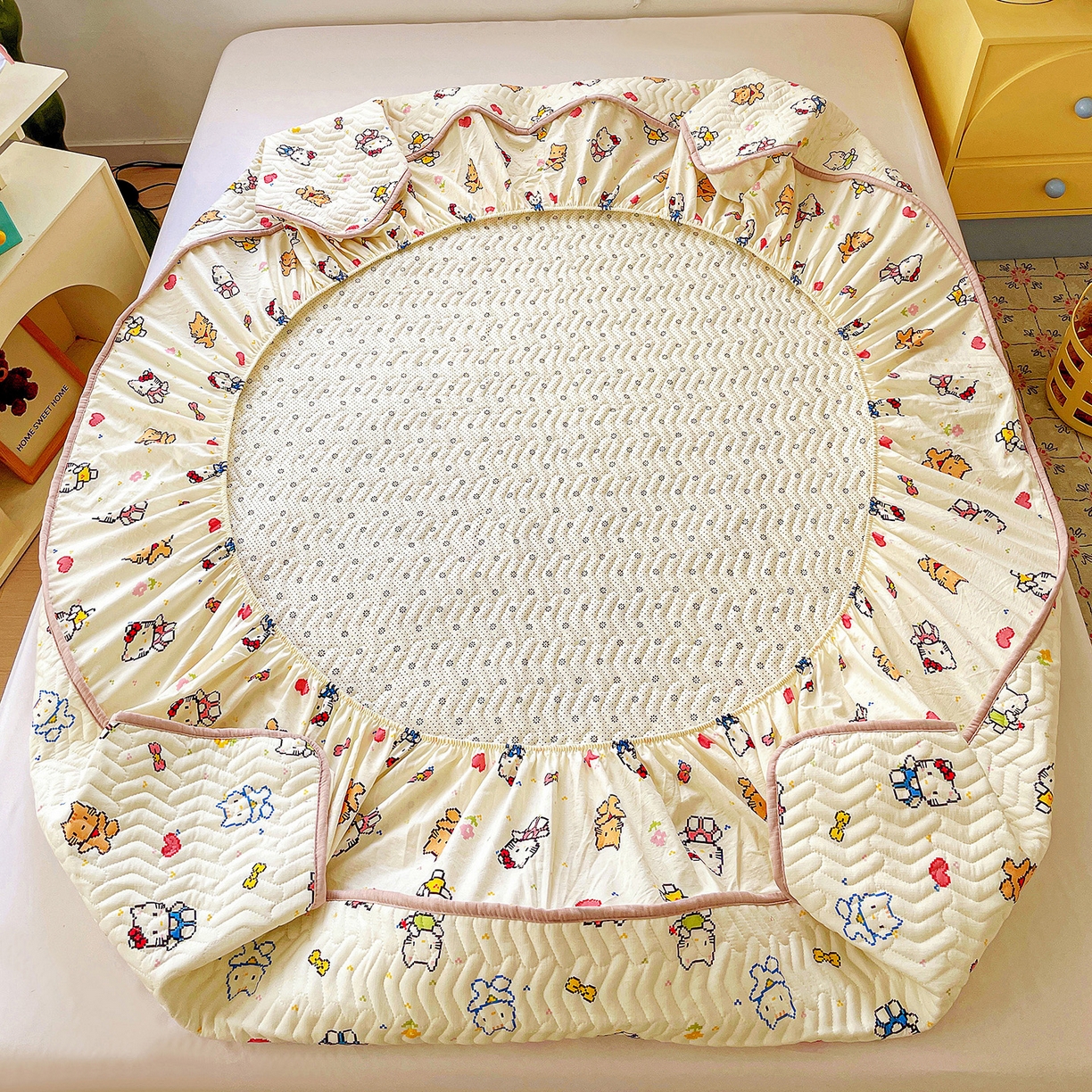 91家纺网 家纺一手货源 找家纺 纽缦家纺 2026春夏新款云朵提花双层纱夹棉绗缝单床笠 床笠单件 像素小猫