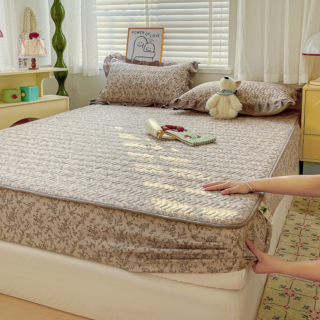 91家纺网 家纺一手货源 找家纺 纽缦家纺 2026春夏新款云朵提花双层纱夹棉绗缝单床笠 床笠单件 竹韵花语