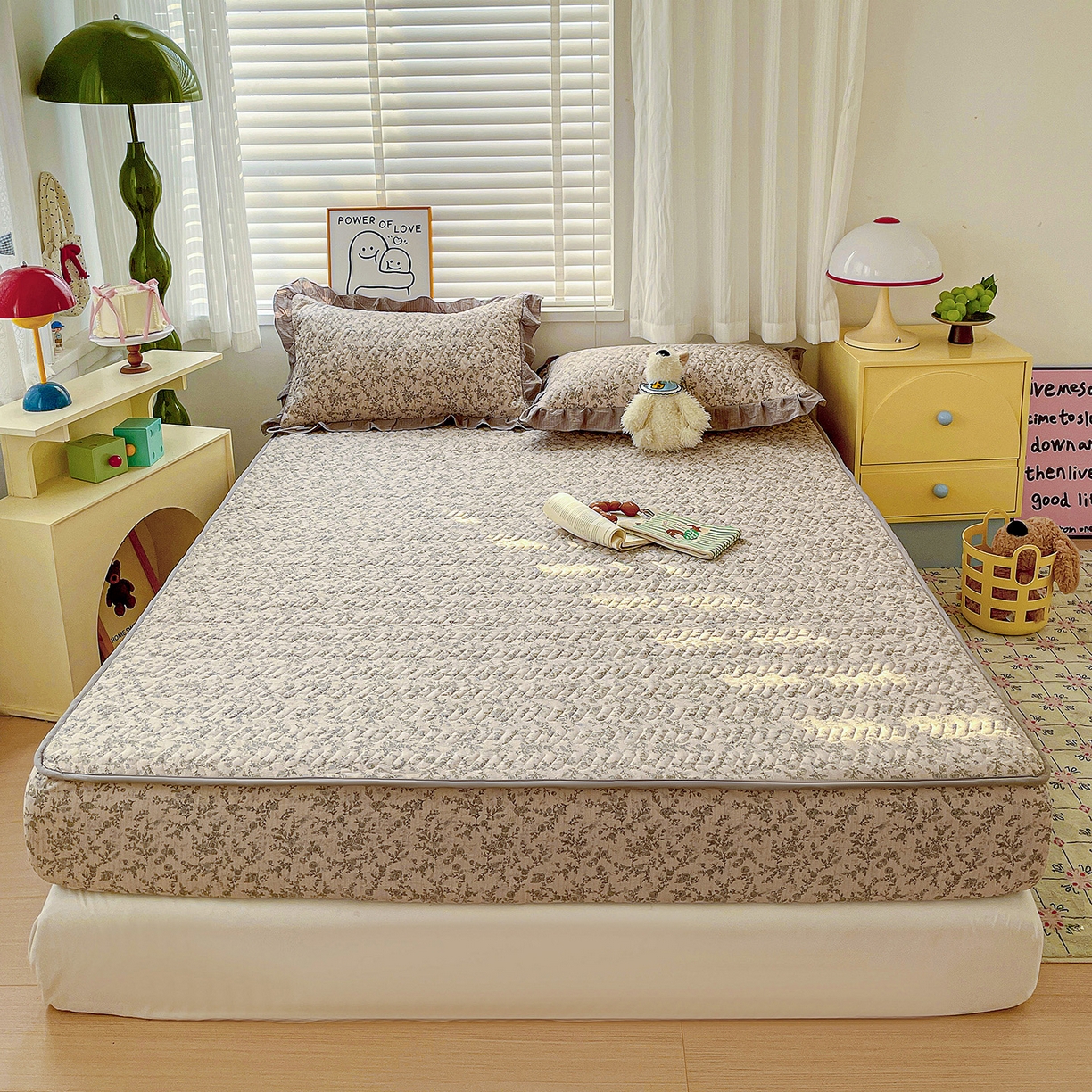 91家纺网 家纺一手货源 找家纺 纽缦家纺 2026春夏新款云朵提花双层纱夹棉绗缝单床笠 床笠单件 竹韵花语