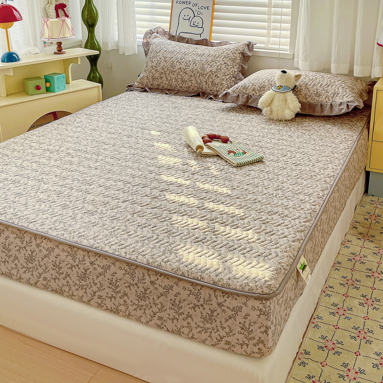 91家纺网 家纺一手货源 找家纺 纽缦家纺 2026春夏新款云朵提花双层纱夹棉绗缝单床笠 床笠单件 竹韵花语