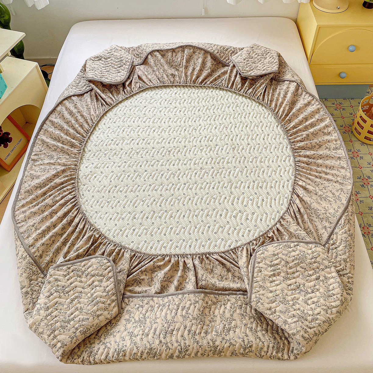 91家纺网 家纺一手货源 找家纺 纽缦家纺 2026春夏新款云朵提花双层纱夹棉绗缝单床笠 床笠单件 竹韵花语