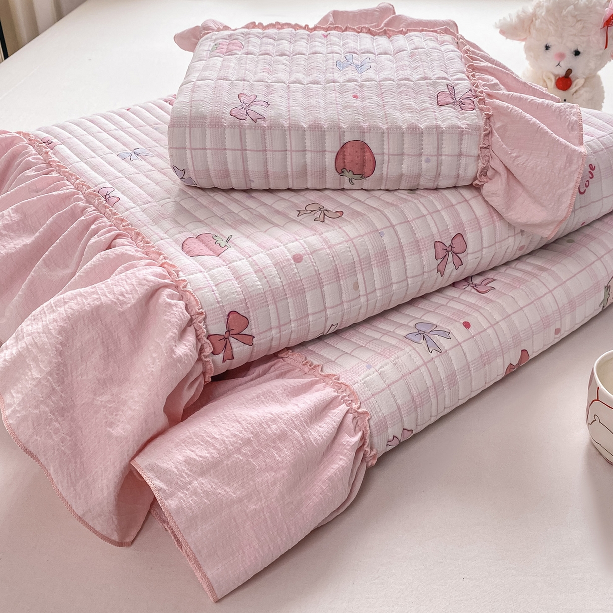 91家纺网 家纺一手货源 找家纺 眠势力 2026新款双层纱加厚夹棉云感皱皱纱大花边床单床盖三件套四季通用 草莓蝴蝶结【皱皱纱花边床盖】