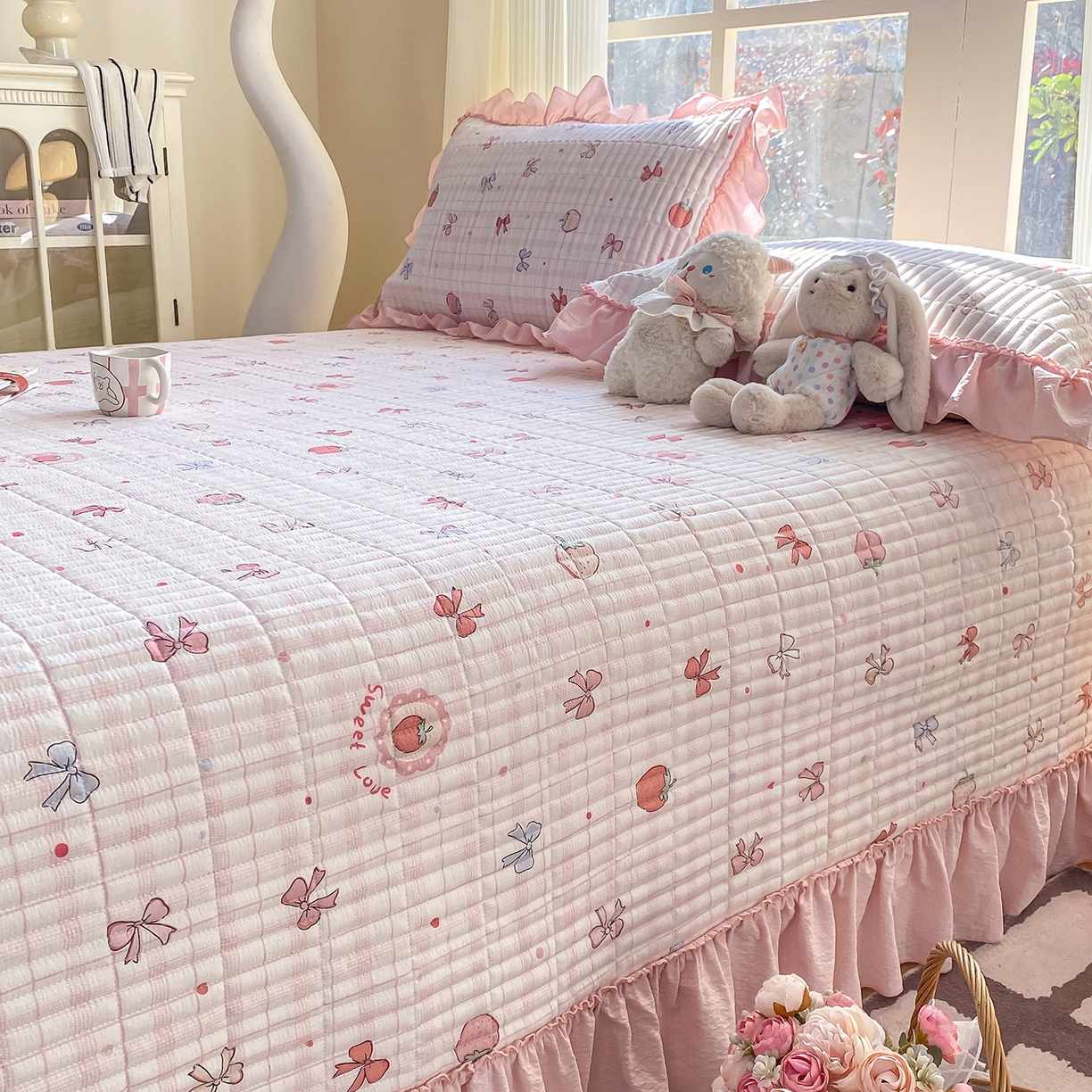 91家纺网 家纺一手货源 找家纺 眠势力 2026新款双层纱加厚夹棉云感皱皱纱大花边床单床盖三件套四季通用 草莓蝴蝶结【皱皱纱花边床盖】