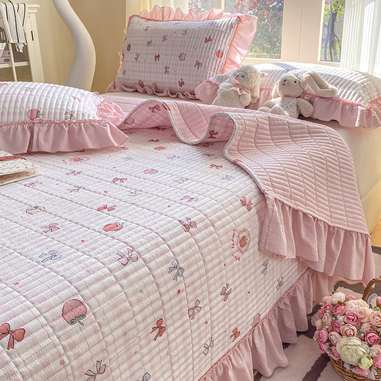 91家纺网 家纺一手货源 找家纺 眠势力 2026新款双层纱加厚夹棉云感皱皱纱大花边床单床盖三件套四季通用 草莓蝴蝶结【皱皱纱花边床盖】