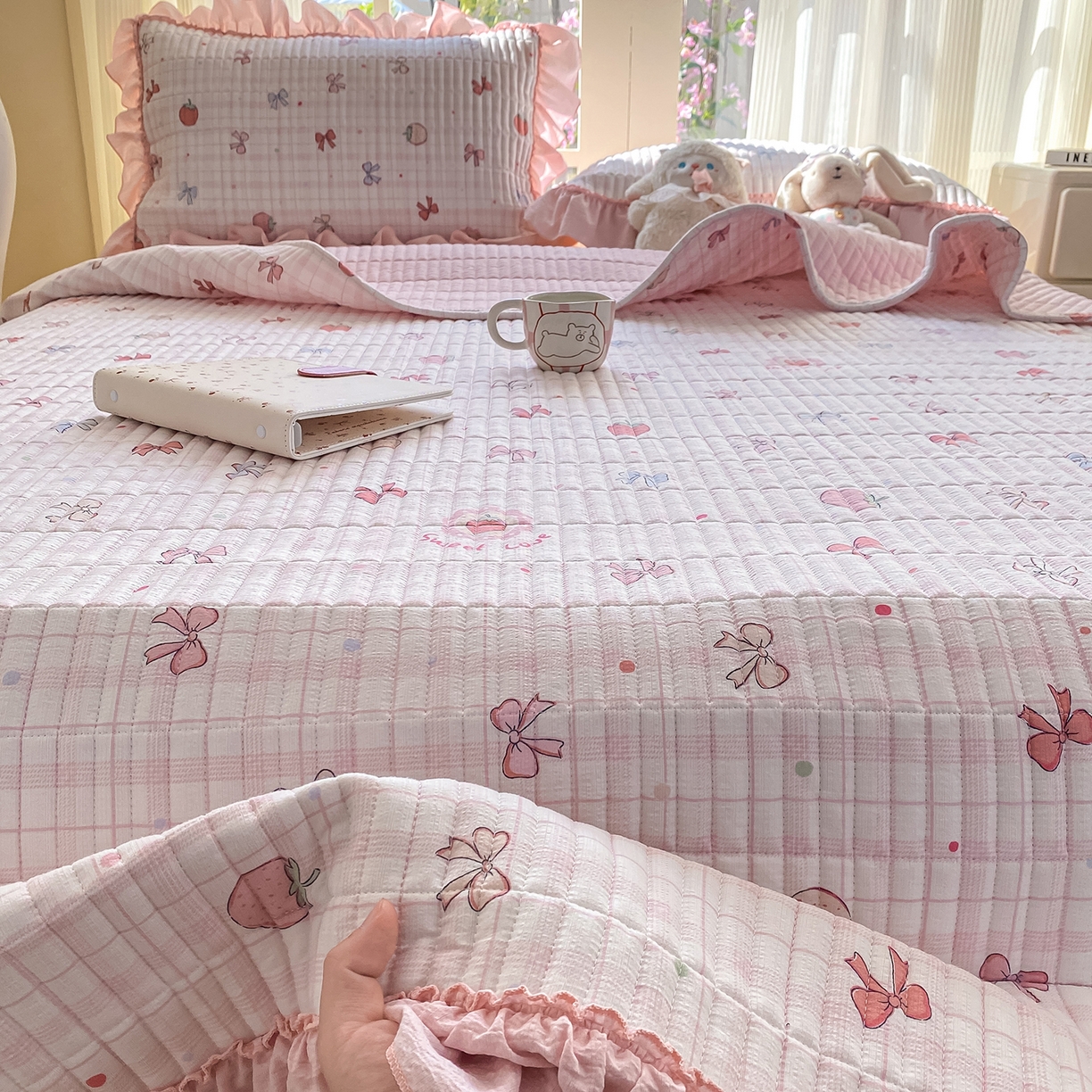 91家纺网 家纺一手货源 找家纺 眠势力 2026新款双层纱加厚夹棉云感皱皱纱大花边床单床盖三件套四季通用 草莓蝴蝶结【皱皱纱花边床盖】