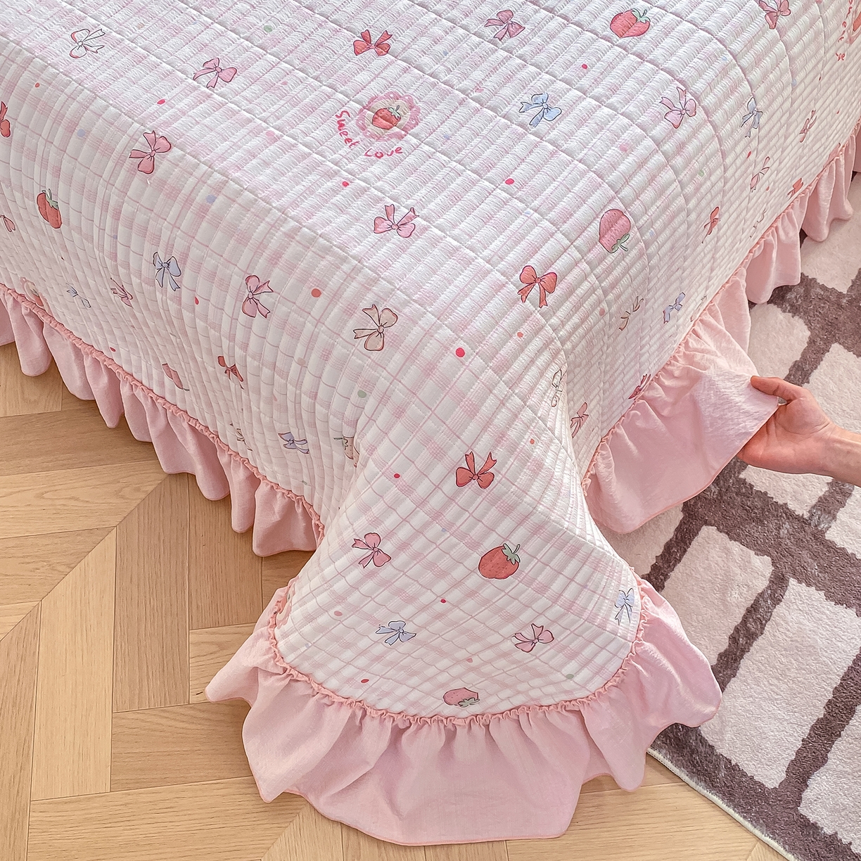 91家纺网 家纺一手货源 找家纺 眠势力 2026新款双层纱加厚夹棉云感皱皱纱大花边床单床盖三件套四季通用 草莓蝴蝶结【皱皱纱花边床盖】