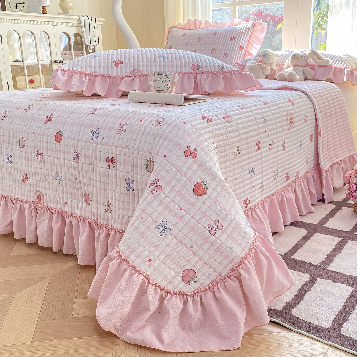 91家纺网 家纺一手货源 找家纺 眠势力 2026新款双层纱加厚夹棉云感皱皱纱大花边床单床盖三件套四季通用 草莓蝴蝶结【皱皱纱花边床盖】