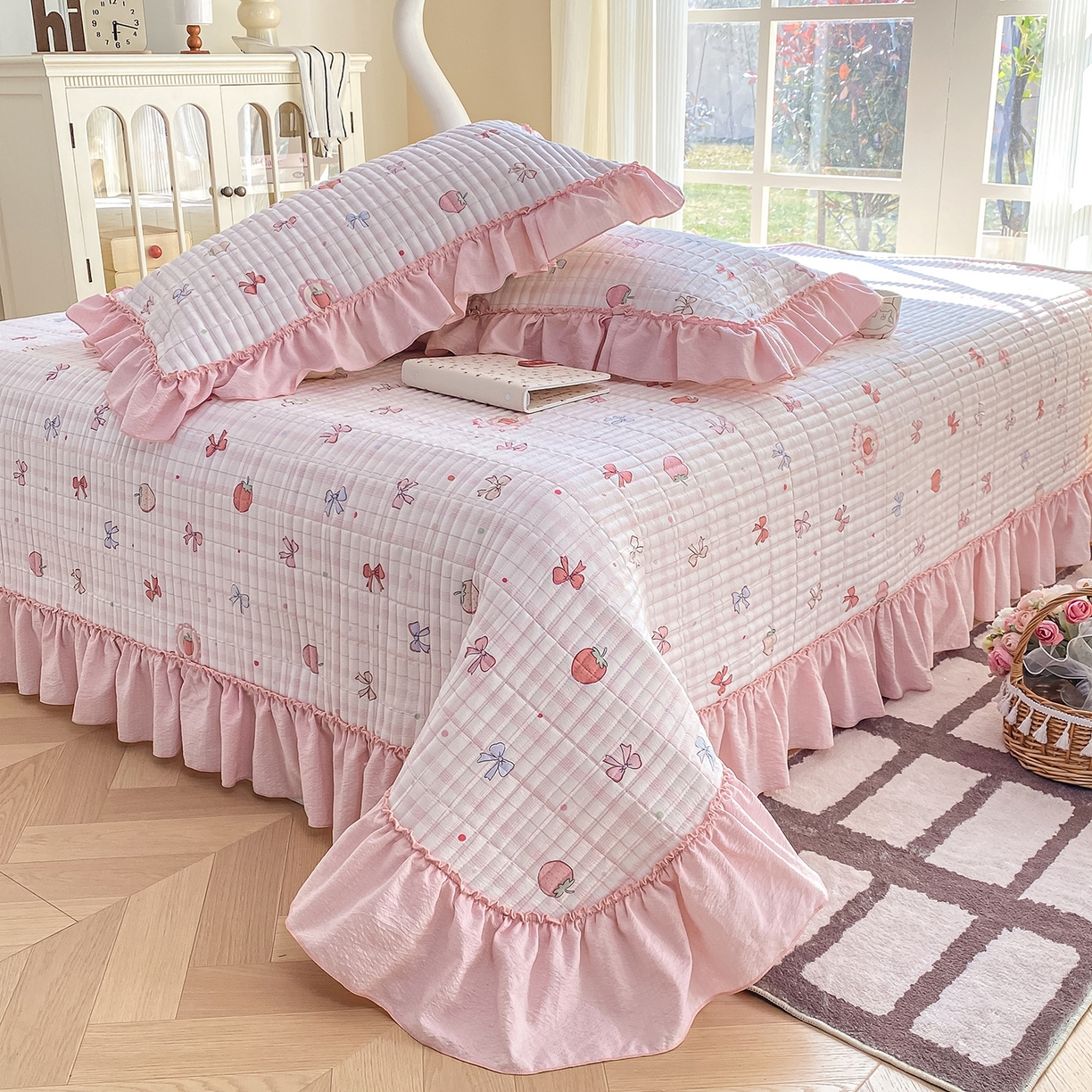 91家纺网 家纺一手货源 找家纺 眠势力 2026新款双层纱加厚夹棉云感皱皱纱大花边床单床盖三件套四季通用 草莓蝴蝶结【皱皱纱花边床盖】