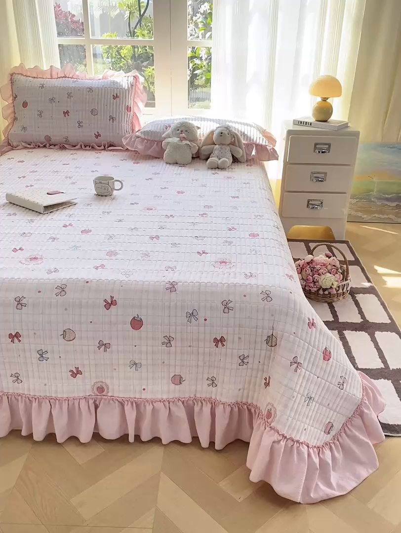 91家纺网 家纺一手货源 找家纺 眠势力 2026新款双层纱加厚夹棉云感皱皱纱大花边床单床盖三件套四季通用 草莓蝴蝶结【皱皱纱花边床盖】