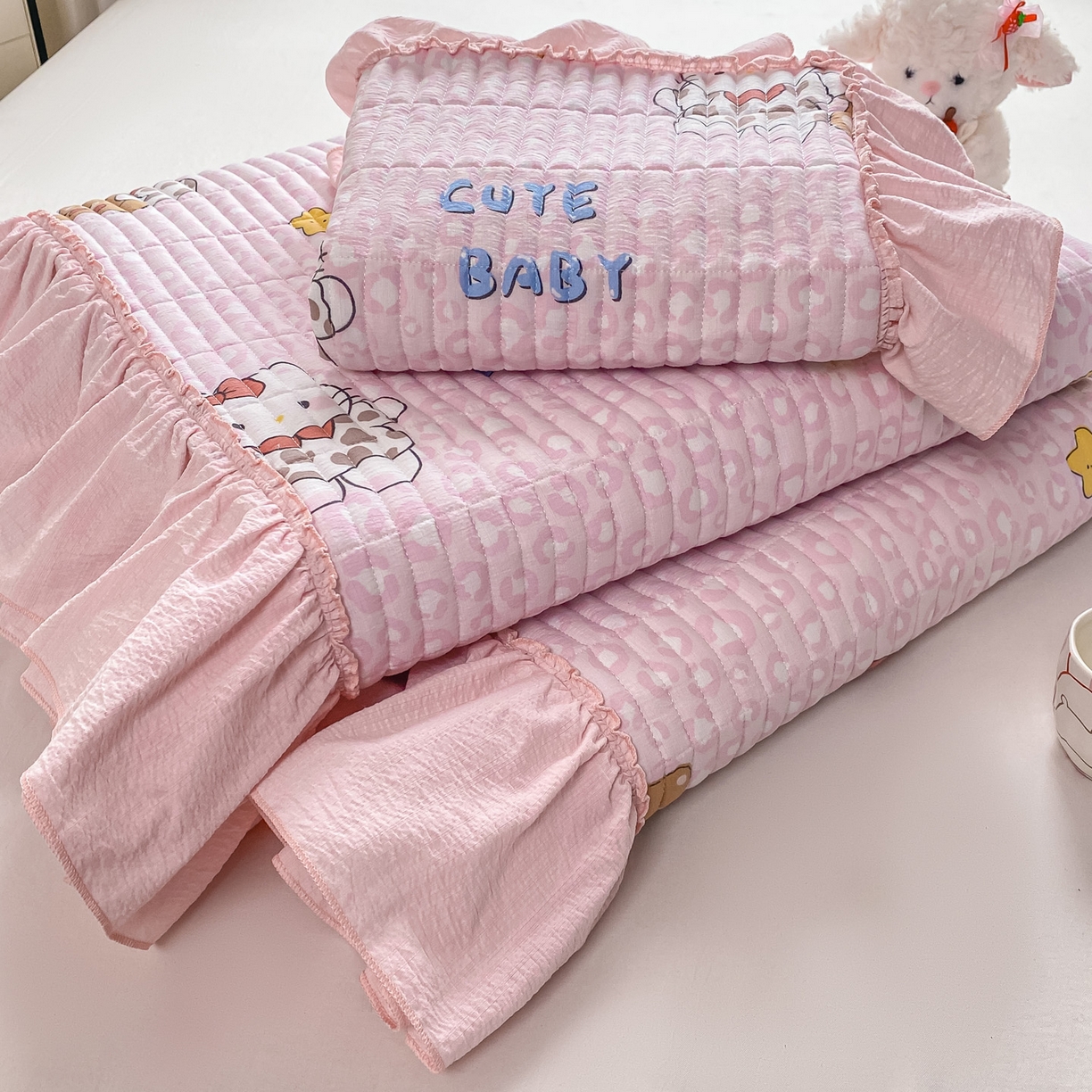 91家纺网 家纺一手货源 找家纺 眠势力 2026新款双层纱加厚夹棉云感皱皱纱大花边床单床盖三件套四季通用 哈喽猫咪【皱皱纱花边床盖】