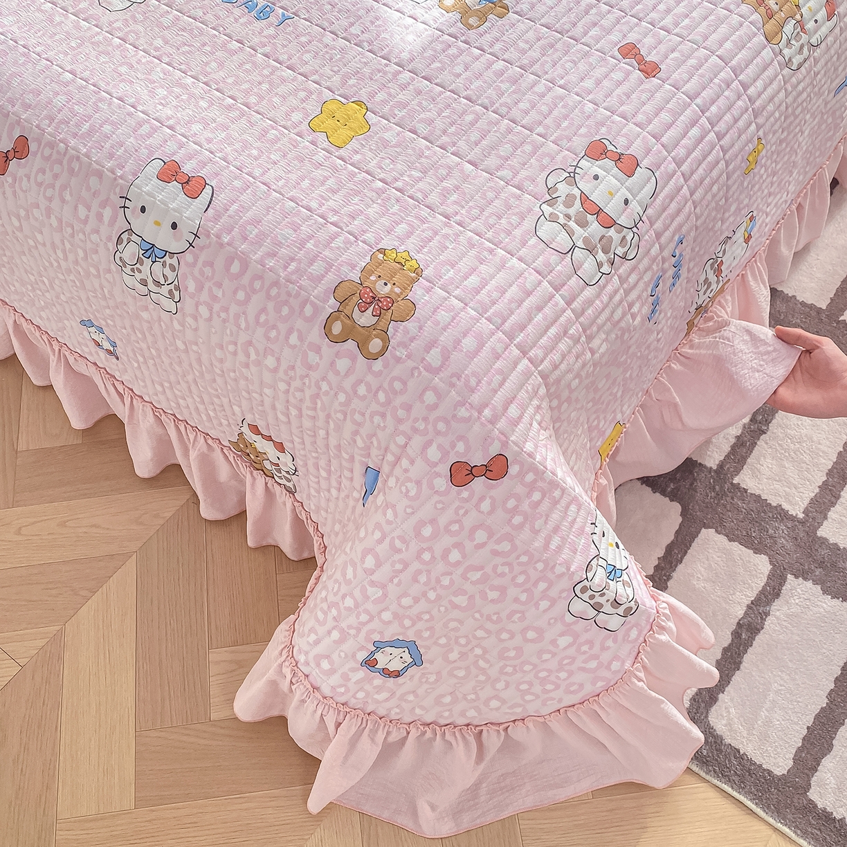 91家纺网 家纺一手货源 找家纺 眠势力 2026新款双层纱加厚夹棉云感皱皱纱大花边床单床盖三件套四季通用 哈喽猫咪【皱皱纱花边床盖】