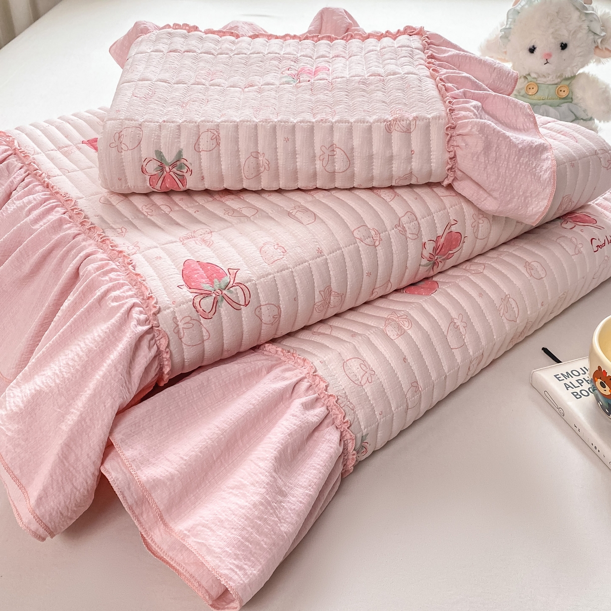 91家纺网 家纺一手货源 找家纺 眠势力 2026新款双层纱加厚夹棉云感皱皱纱大花边床单床盖三件套四季通用 花漾草莓【皱皱纱花边床盖】