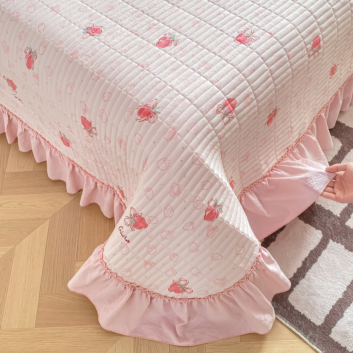 91家纺网 家纺一手货源 找家纺 眠势力 2026新款双层纱加厚夹棉云感皱皱纱大花边床单床盖三件套四季通用 花漾草莓【皱皱纱花边床盖】