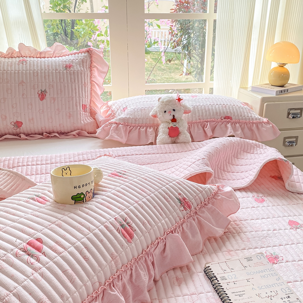 91家纺网 家纺一手货源 找家纺 眠势力 2026新款双层纱加厚夹棉云感皱皱纱大花边床单床盖三件套四季通用 花漾草莓【皱皱纱花边床盖】