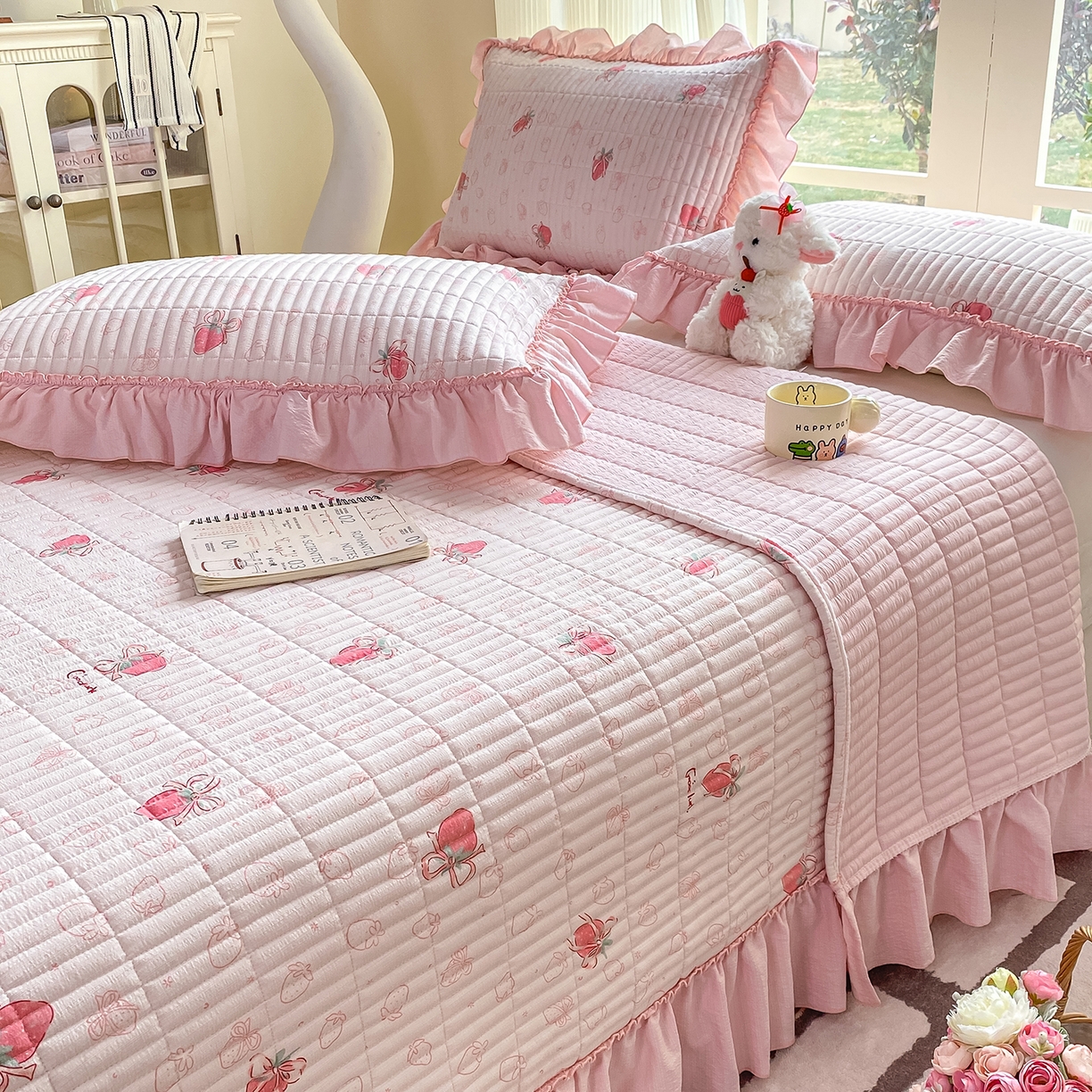 91家纺网 家纺一手货源 找家纺 眠势力 2026新款双层纱加厚夹棉云感皱皱纱大花边床单床盖三件套四季通用 花漾草莓【皱皱纱花边床盖】