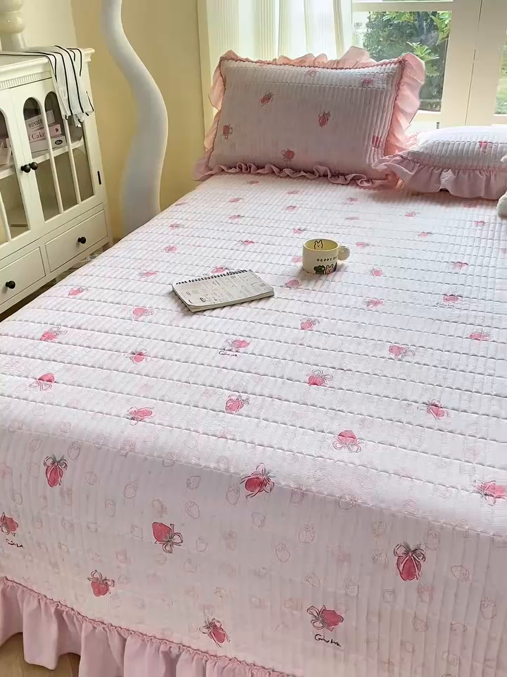 91家纺网 家纺一手货源 找家纺 眠势力 2026新款双层纱加厚夹棉云感皱皱纱大花边床单床盖三件套四季通用 花漾草莓【皱皱纱花边床盖】