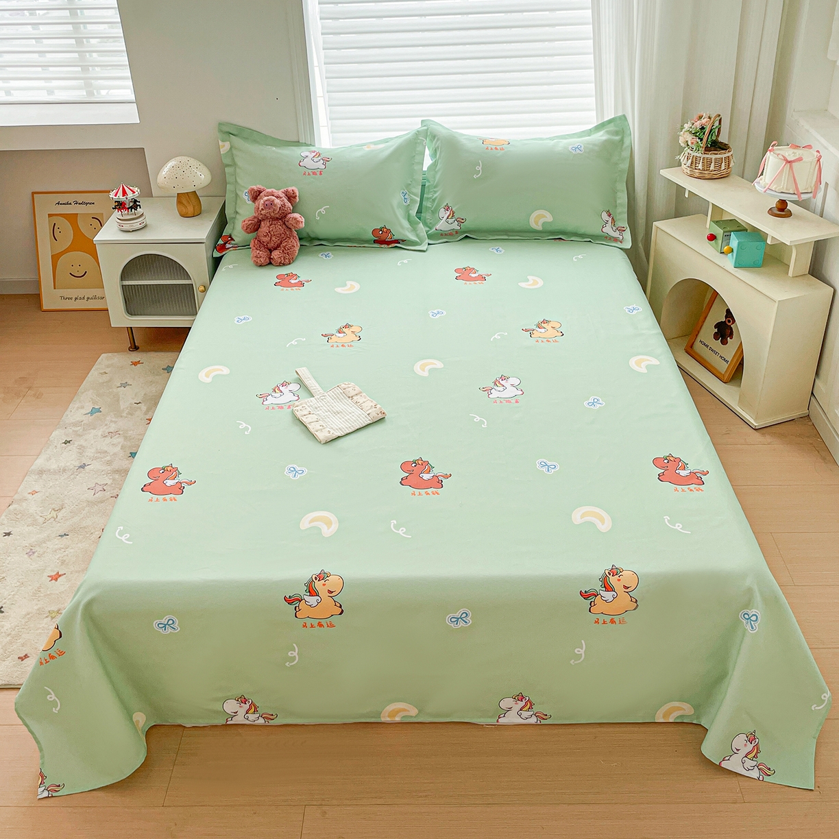 91家纺网 家纺一手货源 找家纺 纽缦家纺 2026新款舒适透气细沙卡通印花老粗布床单凉席席子 七彩小马-绿