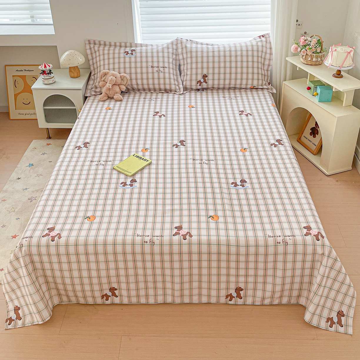 91家纺网 家纺一手货源 找家纺 纽缦家纺 2026新款舒适透气细沙卡通印花老粗布床单凉席席子 小木马-咖