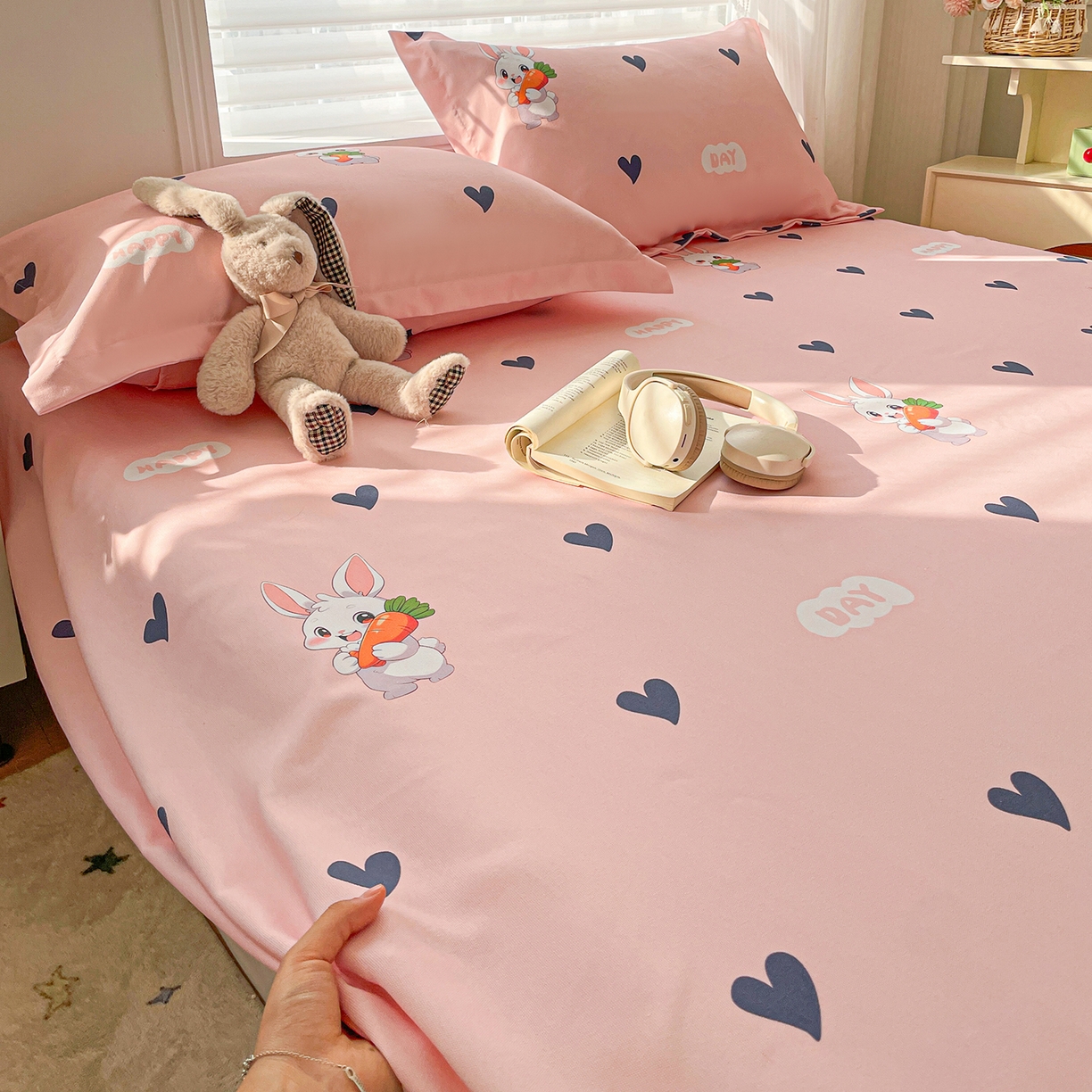 91家纺网 家纺一手货源 找家纺 纽缦家纺 2026新款舒适透气细沙卡通印花老粗布床单凉席席子 胡萝卜兔-粉