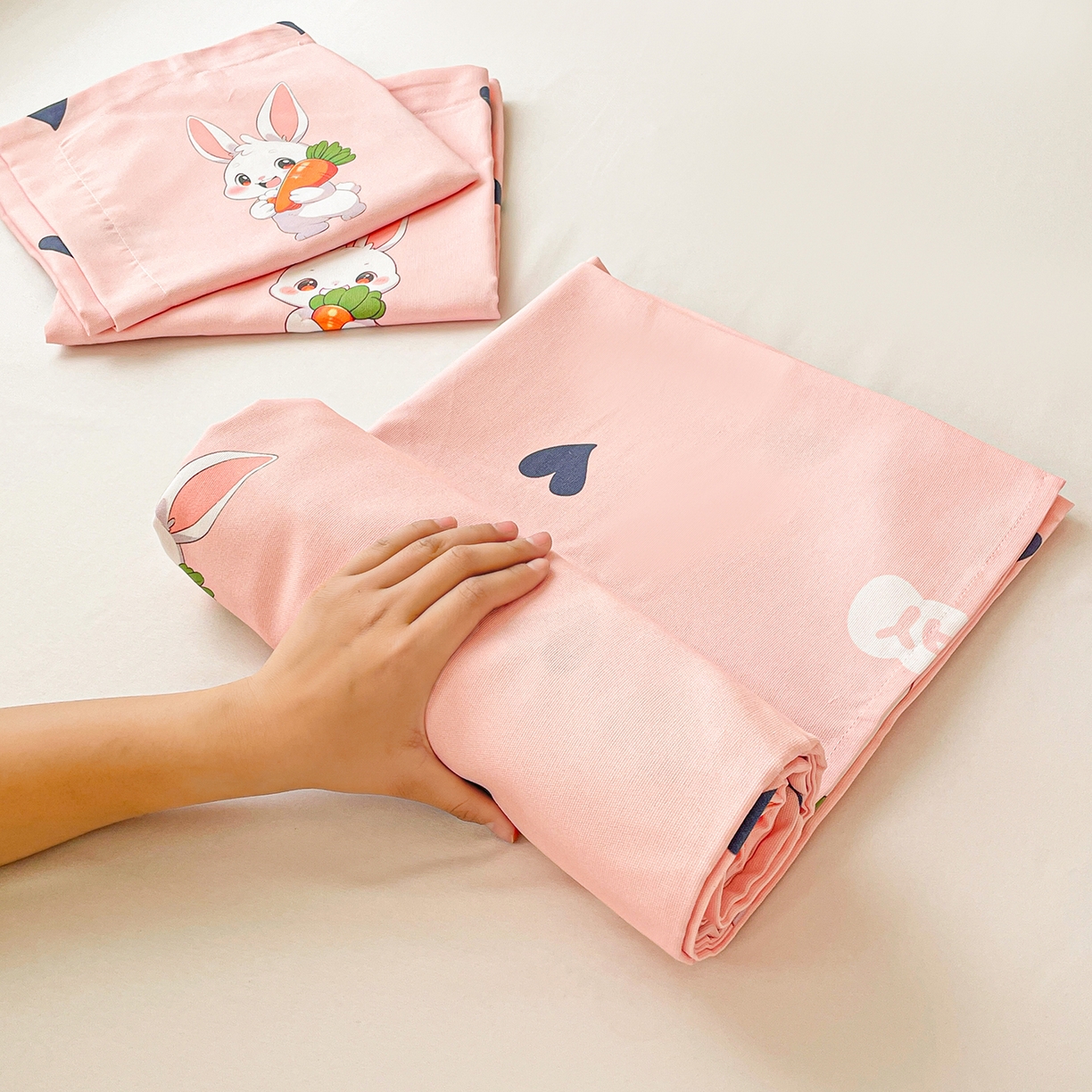 91家纺网 家纺一手货源 找家纺 纽缦家纺 2026新款舒适透气细沙卡通印花老粗布床单凉席席子 胡萝卜兔-粉