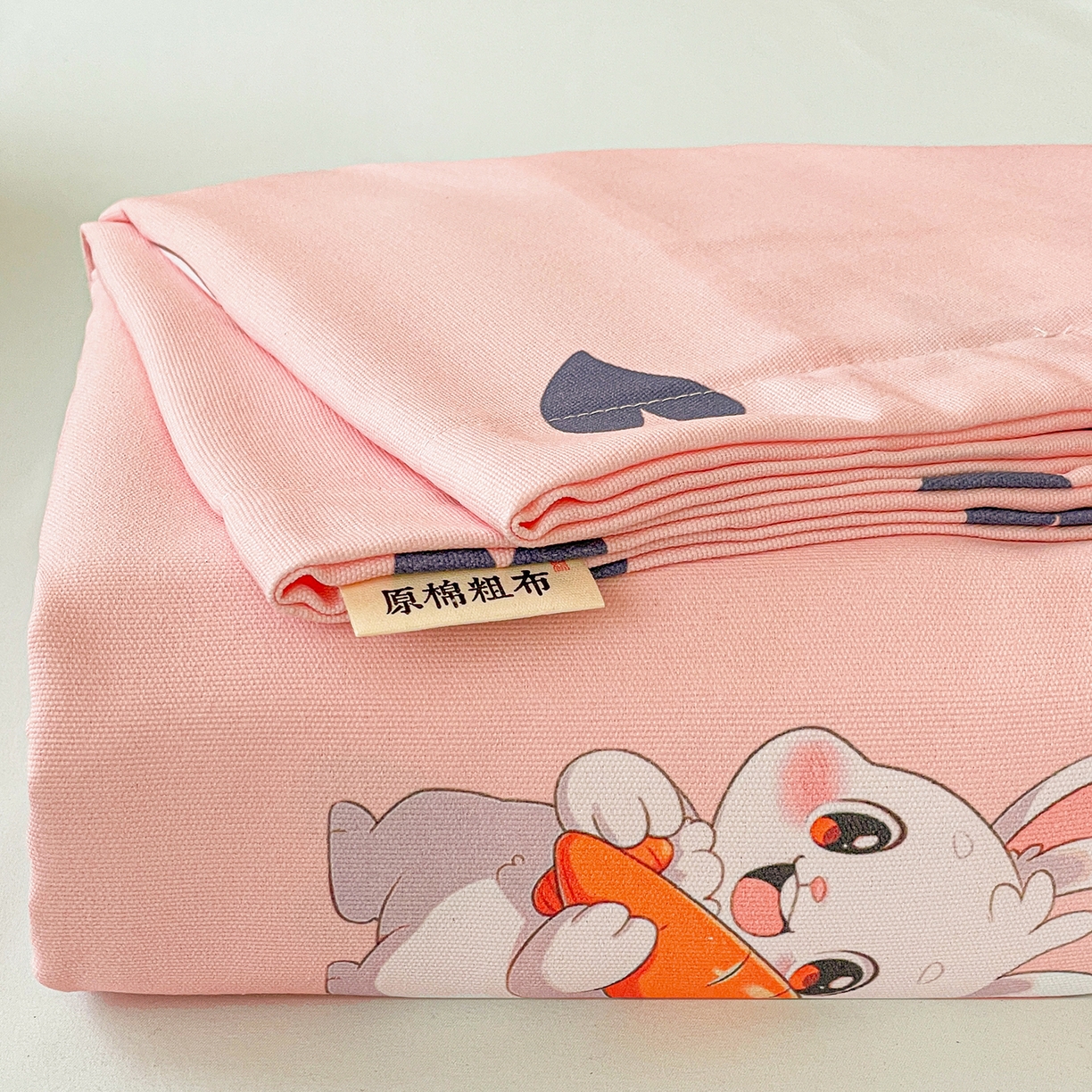 91家纺网 家纺一手货源 找家纺 纽缦家纺 2026新款舒适透气细沙卡通印花老粗布床单凉席席子 胡萝卜兔-粉