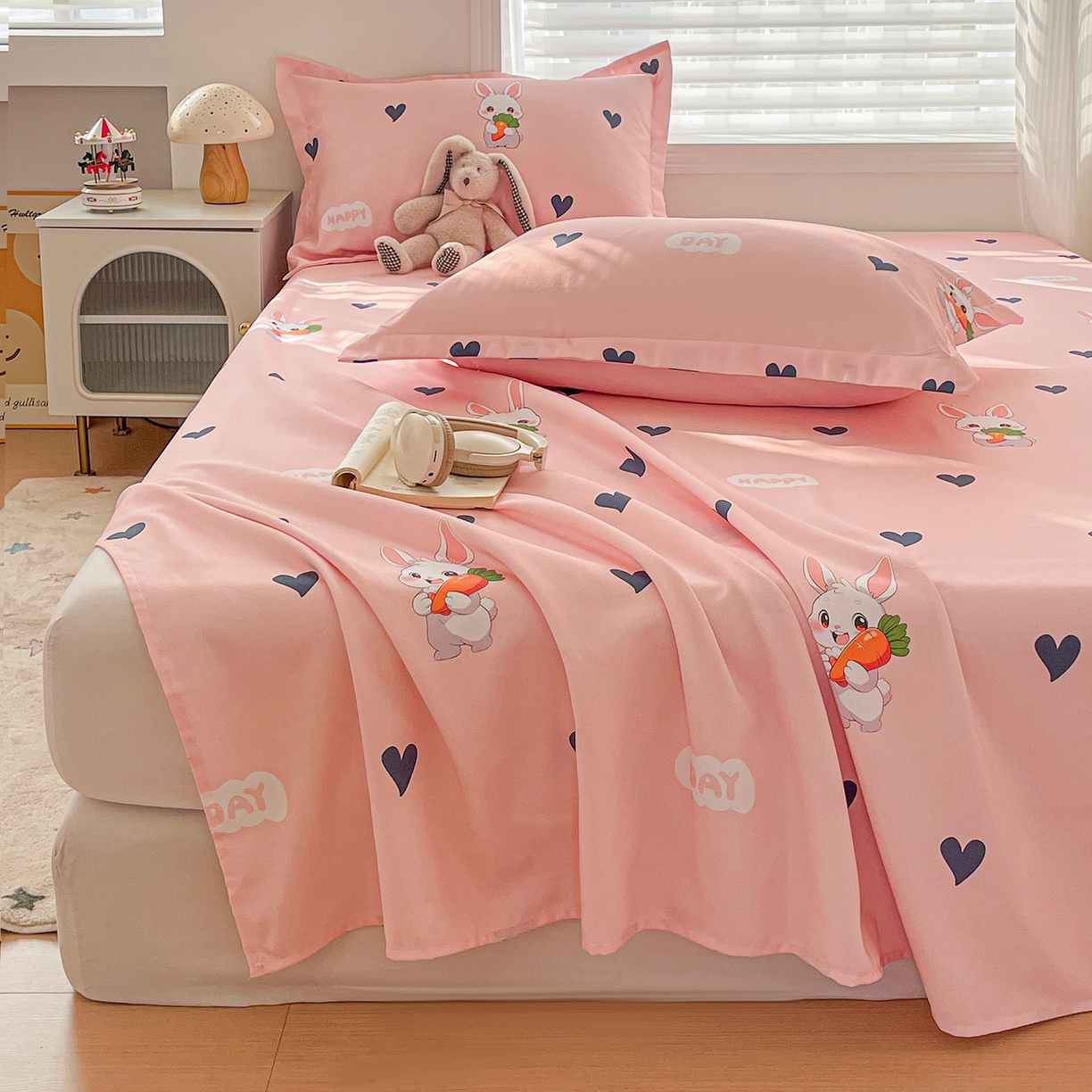 91家纺网 家纺一手货源 找家纺 纽缦家纺 2026新款舒适透气细沙卡通印花老粗布床单凉席席子 胡萝卜兔-粉