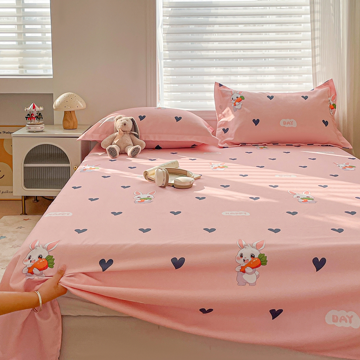 91家纺网 家纺一手货源 找家纺 纽缦家纺 2026新款舒适透气细沙卡通印花老粗布床单凉席席子 胡萝卜兔-粉