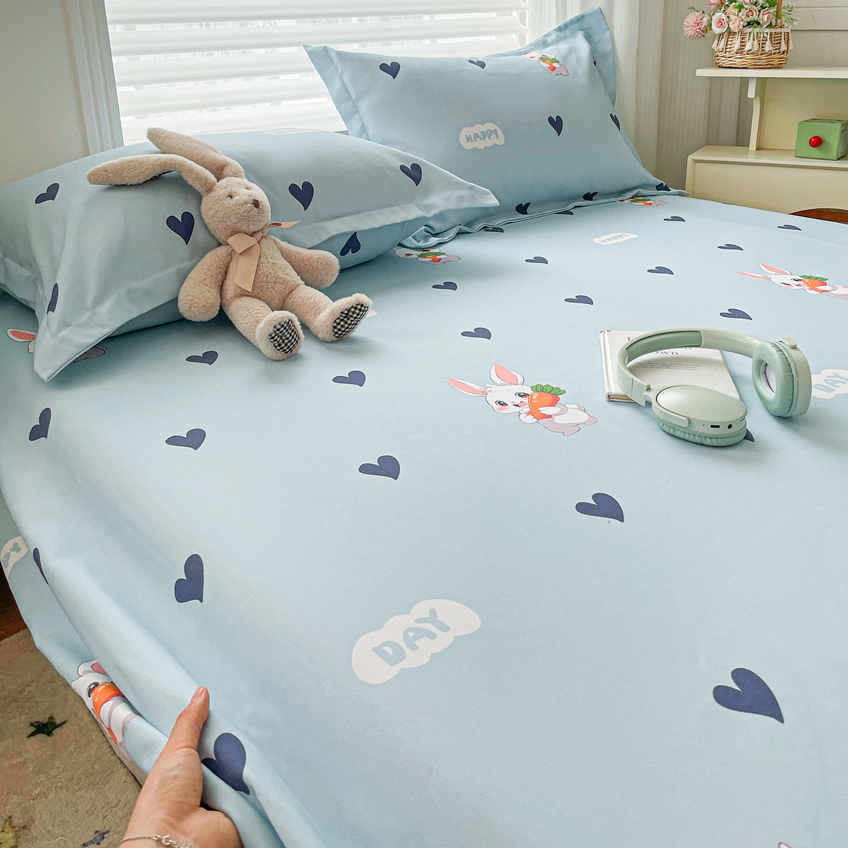 91家纺网 家纺一手货源 找家纺 纽缦家纺 2026新款舒适透气细沙卡通印花老粗布床单凉席席子 胡萝卜兔-蓝