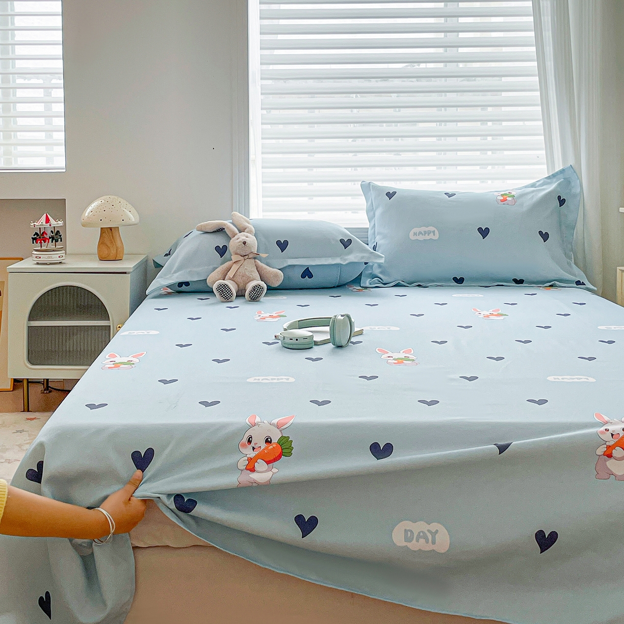 91家纺网 家纺一手货源 找家纺 纽缦家纺 2026新款舒适透气细沙卡通印花老粗布床单凉席席子 胡萝卜兔-蓝