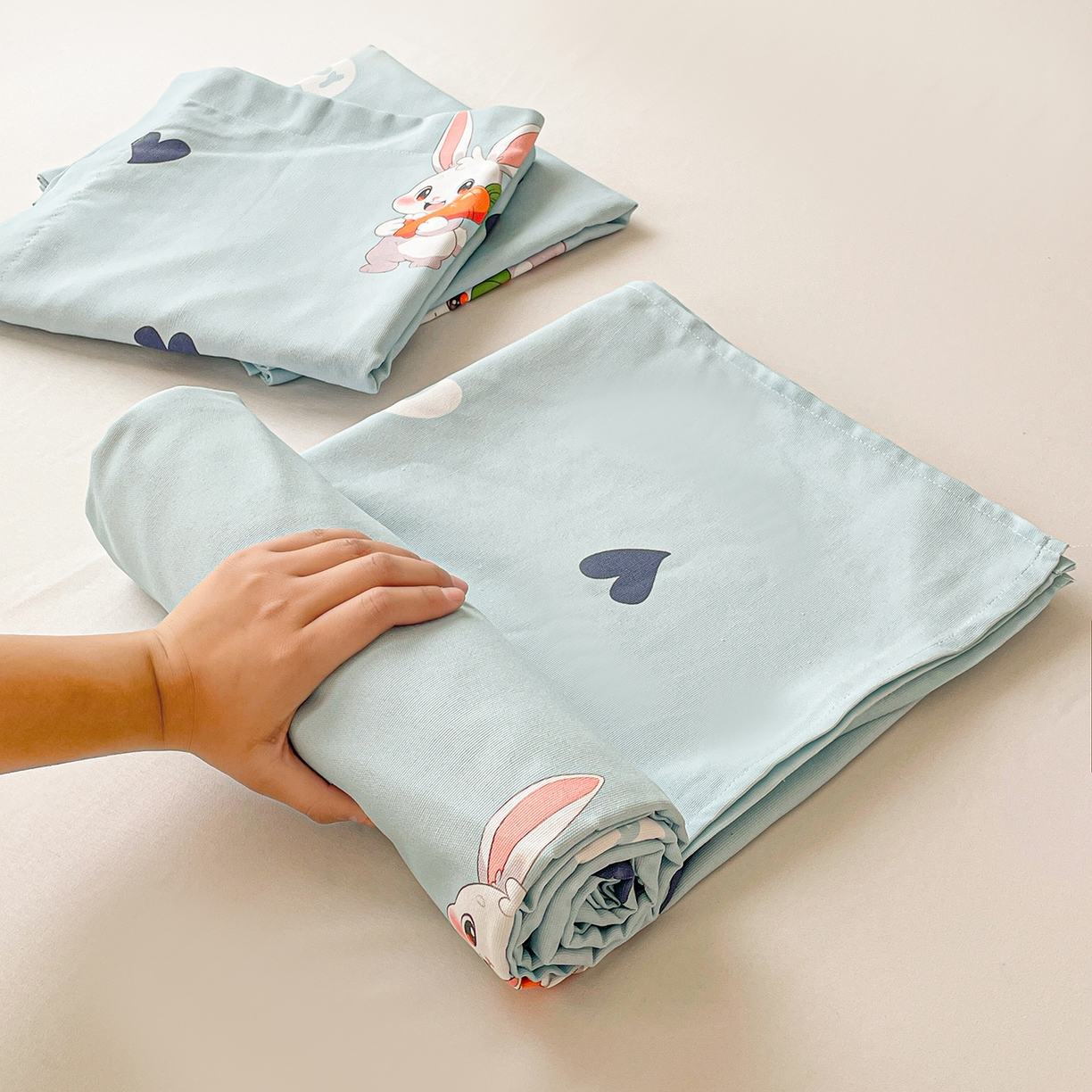 91家纺网 家纺一手货源 找家纺 纽缦家纺 2026新款舒适透气细沙卡通印花老粗布床单凉席席子 胡萝卜兔-蓝