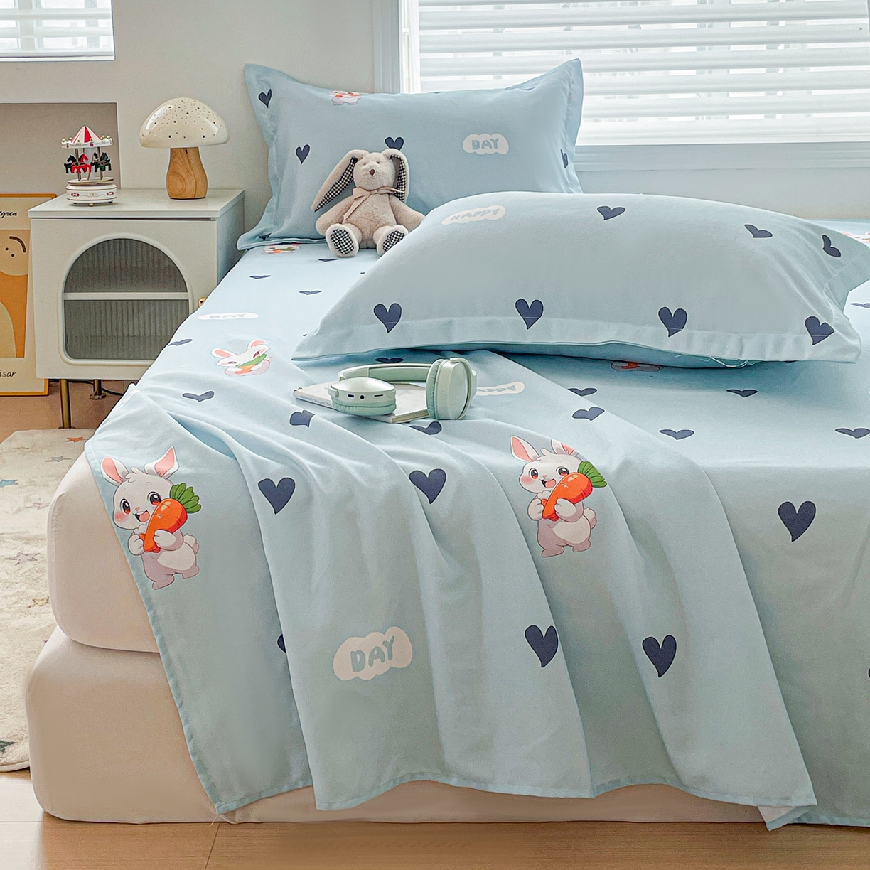 91家纺网 家纺一手货源 找家纺 纽缦家纺 2026新款舒适透气细沙卡通印花老粗布床单凉席席子 胡萝卜兔-蓝