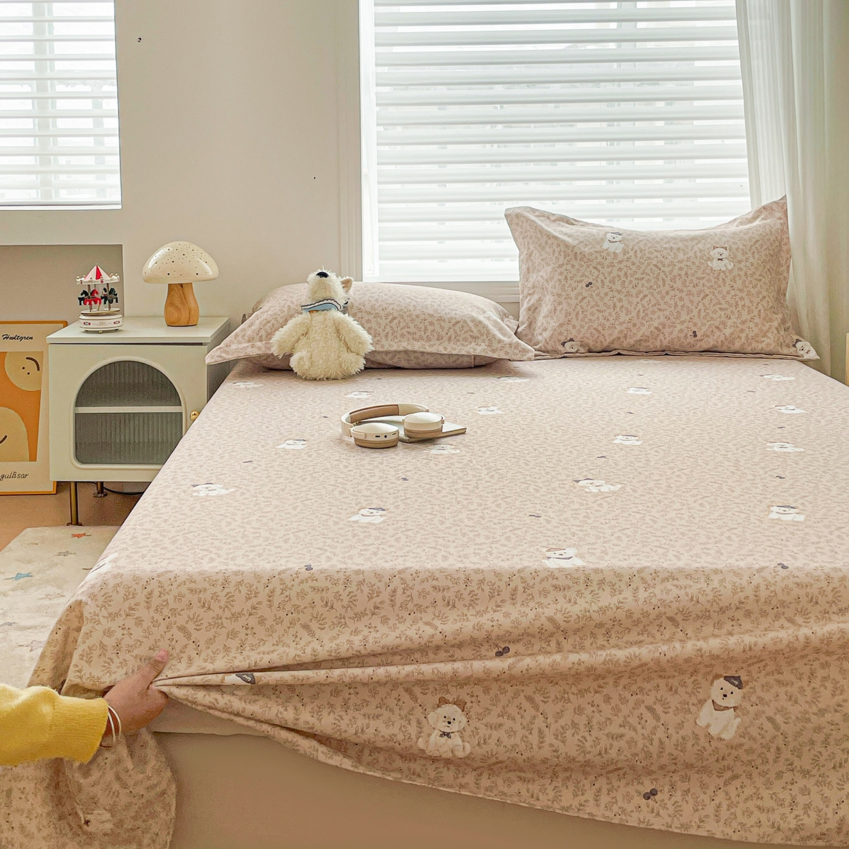 91家纺网 家纺一手货源 找家纺 纽缦家纺 2026新款舒适透气细沙卡通印花老粗布床单凉席席子 花漾小狗-咖