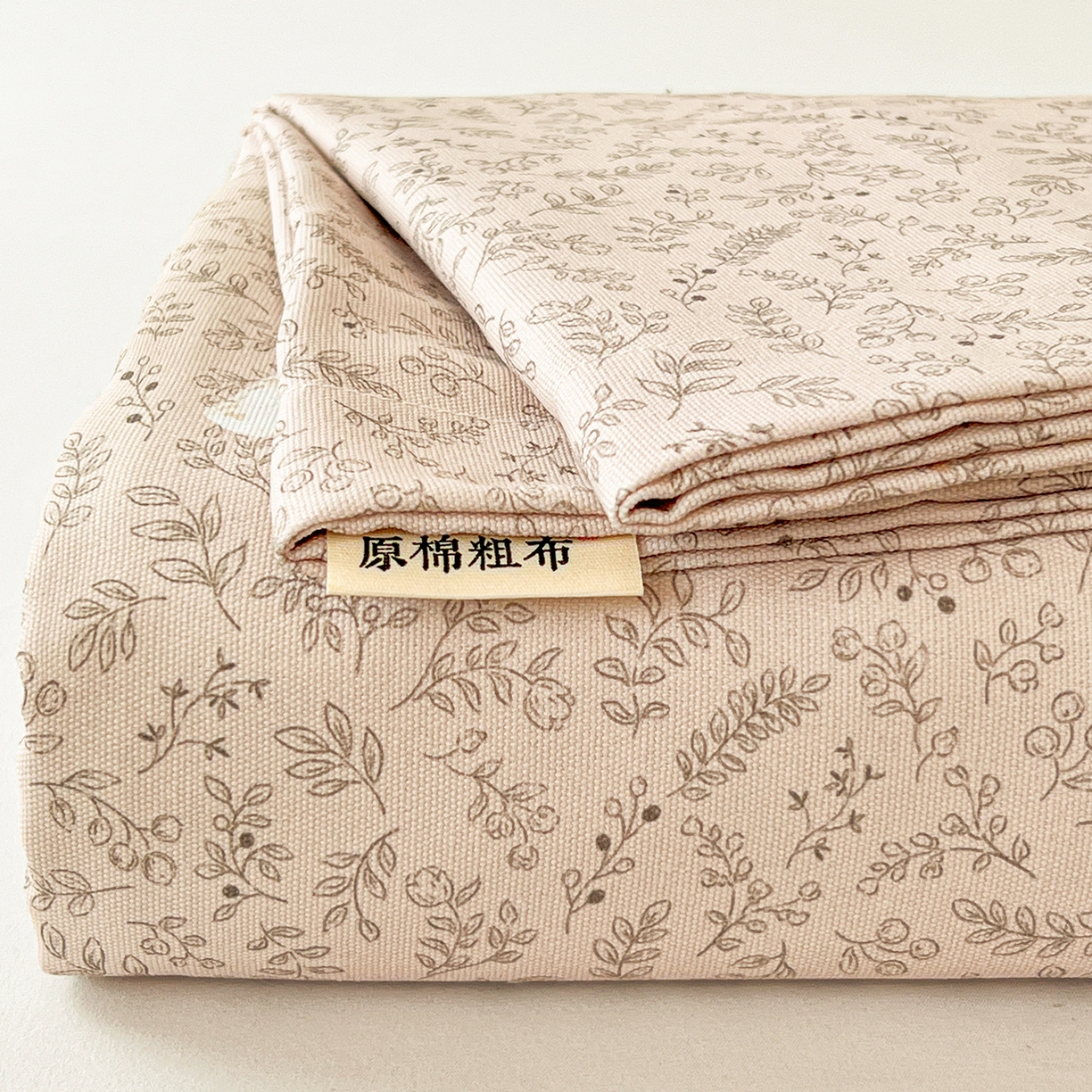 91家纺网 家纺一手货源 找家纺 纽缦家纺 2026新款舒适透气细沙卡通印花老粗布床单凉席席子 花漾小狗-咖