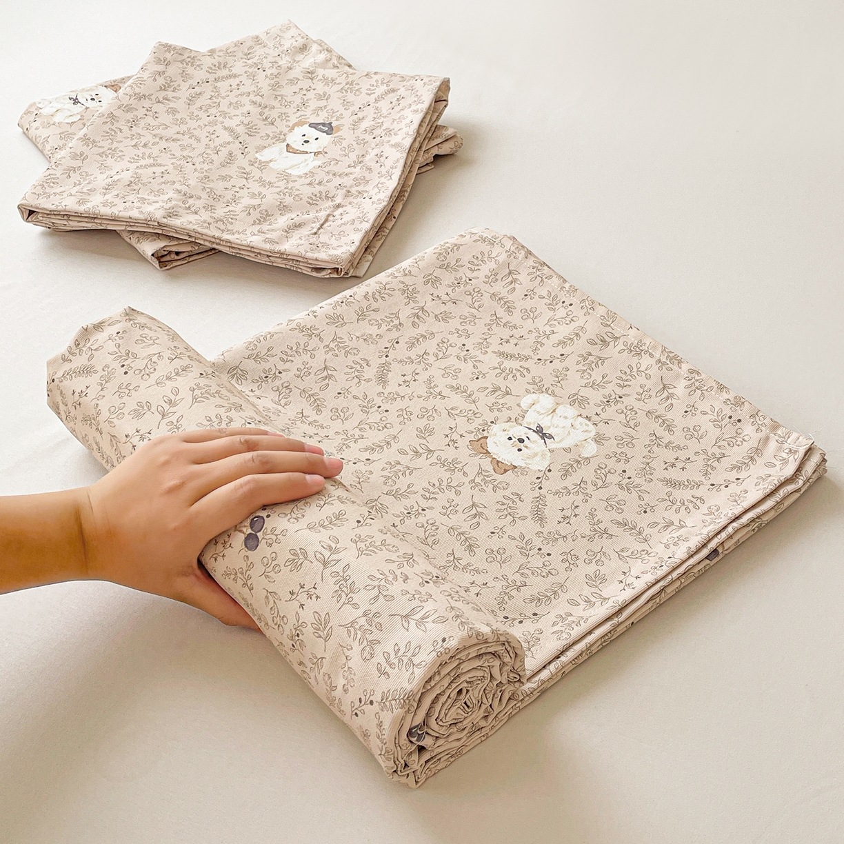 91家纺网 家纺一手货源 找家纺 纽缦家纺 2026新款舒适透气细沙卡通印花老粗布床单凉席席子 花漾小狗-咖