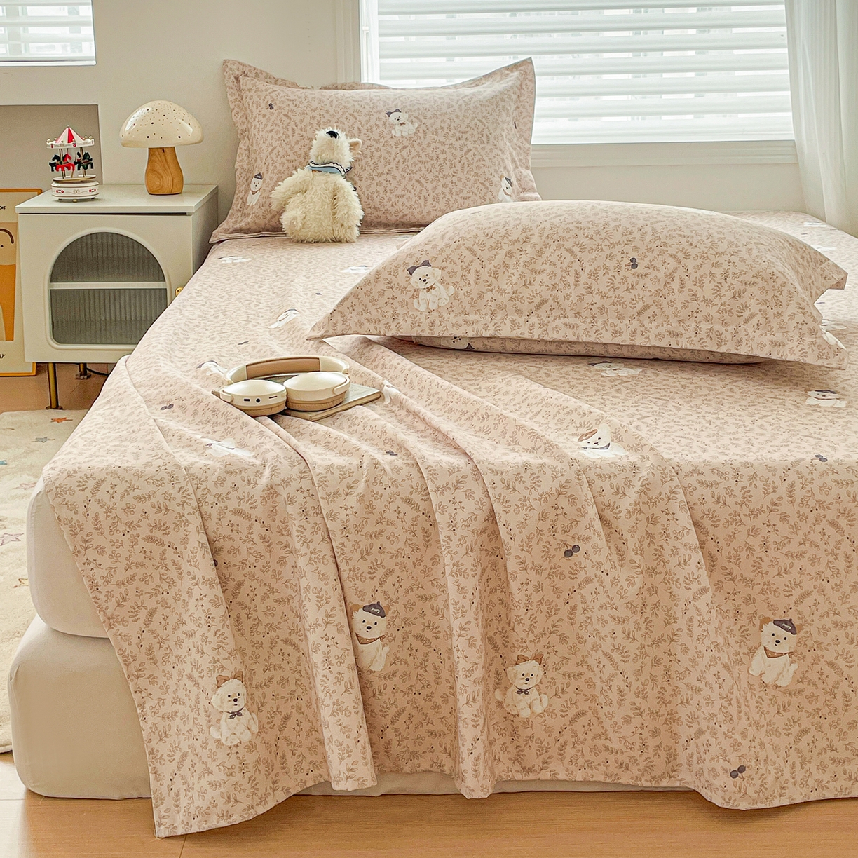 91家纺网 家纺一手货源 找家纺 纽缦家纺 2026新款舒适透气细沙卡通印花老粗布床单凉席席子 花漾小狗-咖