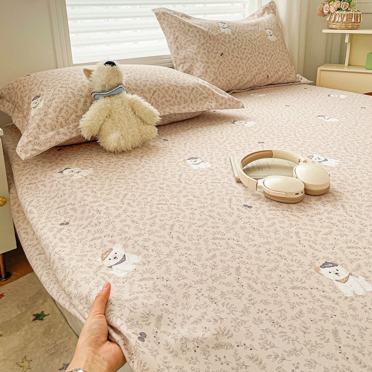 91家纺网 家纺一手货源 找家纺 纽缦家纺 2026新款舒适透气细沙卡通印花老粗布床单凉席席子 花漾小狗-咖